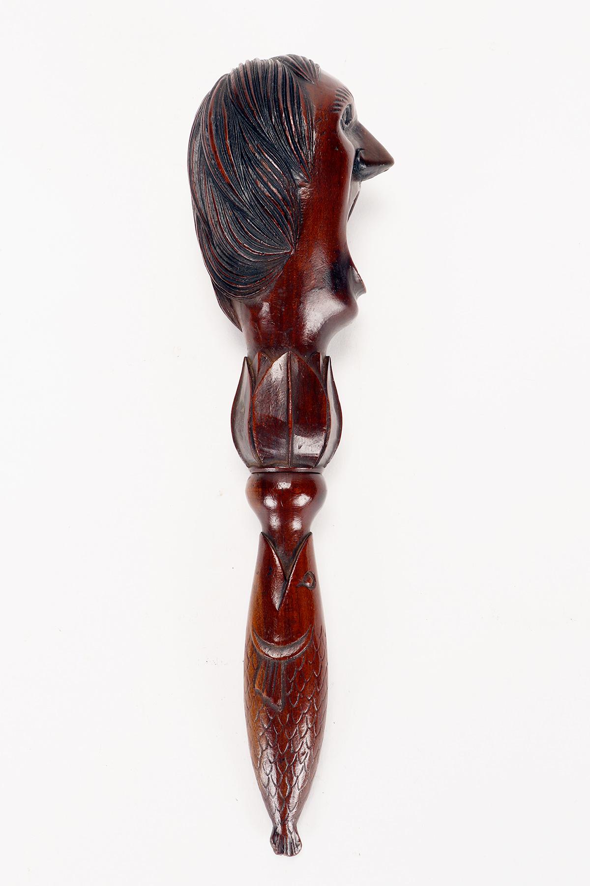 Français Casse-noix en bois de carvin représentant une tête d'homme hurlant, France 1880.  en vente