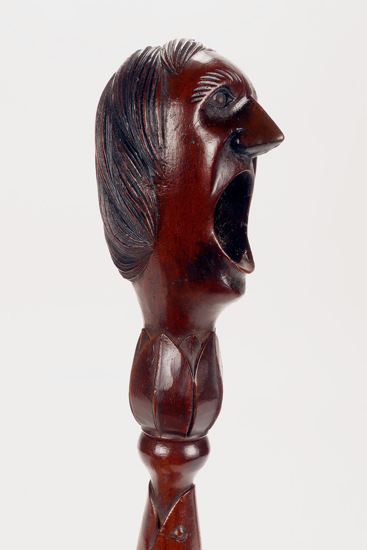 Wooden carvin nutckraker depicts a screaming man’s head, France 1880.  In Good Condition For Sale In Milan, IT