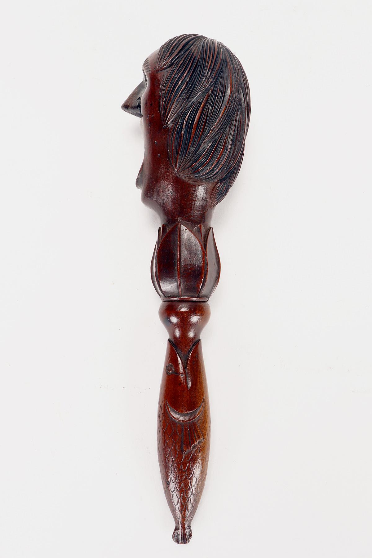 Bois Casse-noix en bois de carvin représentant une tête d'homme hurlant, France 1880.  en vente