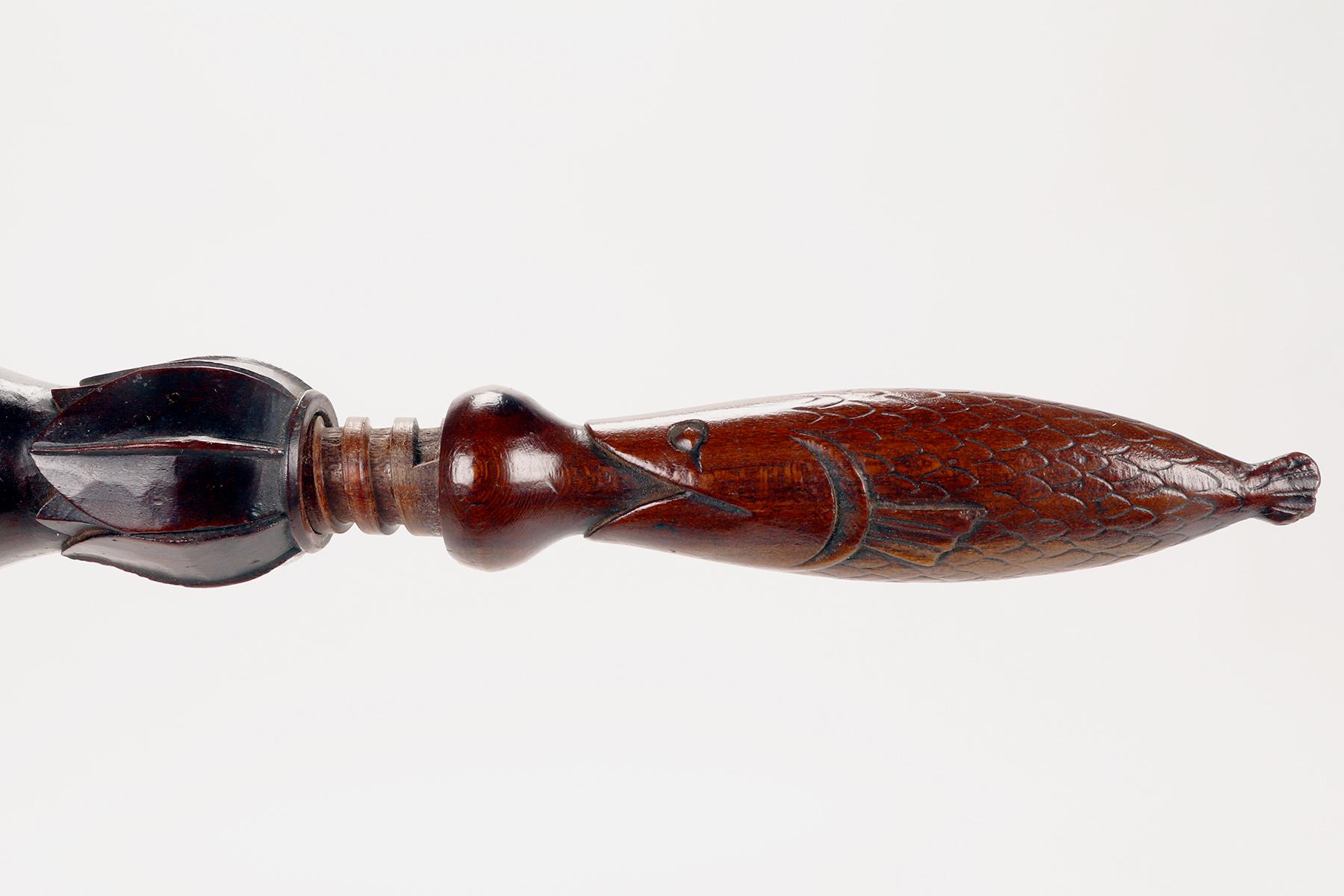 Casse-noix en bois de carvin représentant une tête d'homme hurlant, France 1880.  en vente 1