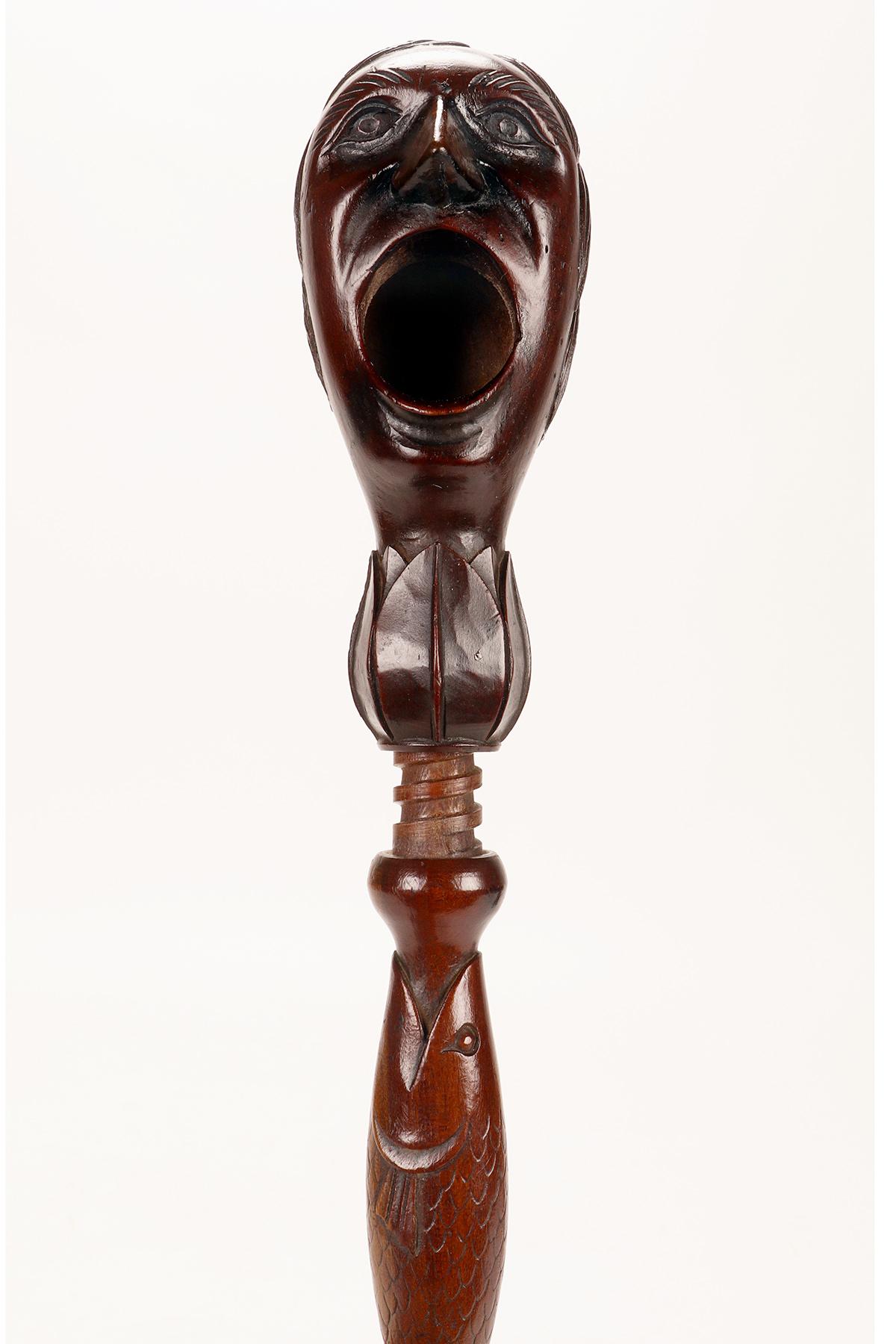 Casse-noix en bois de carvin représentant une tête d'homme hurlant, France 1880.  en vente 2