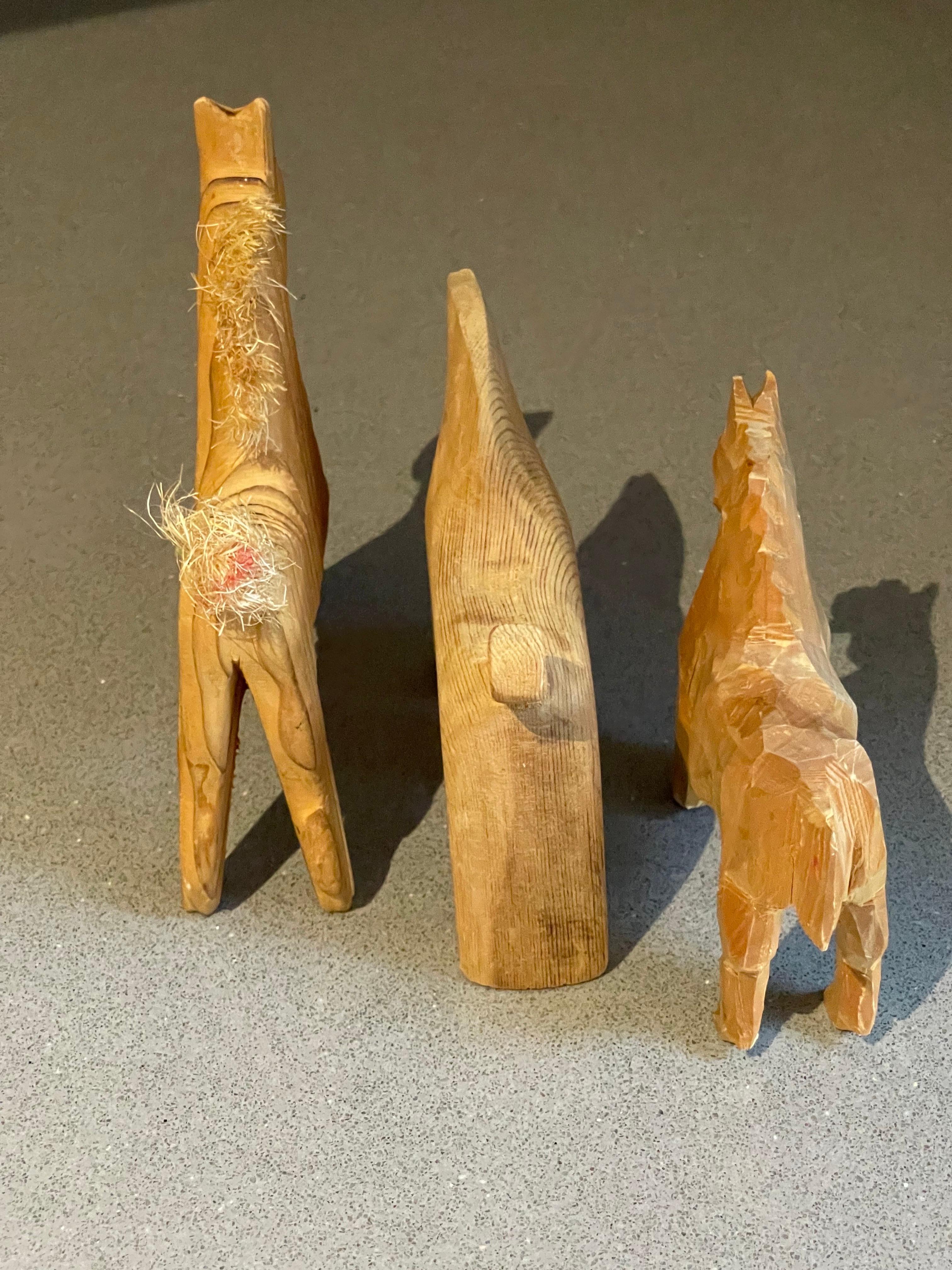 Wooden Carving Animal Sculptures A Set Of 3 Antique Decorative Horses Figurine In Excellent Condition For Sale In Wembley, GB