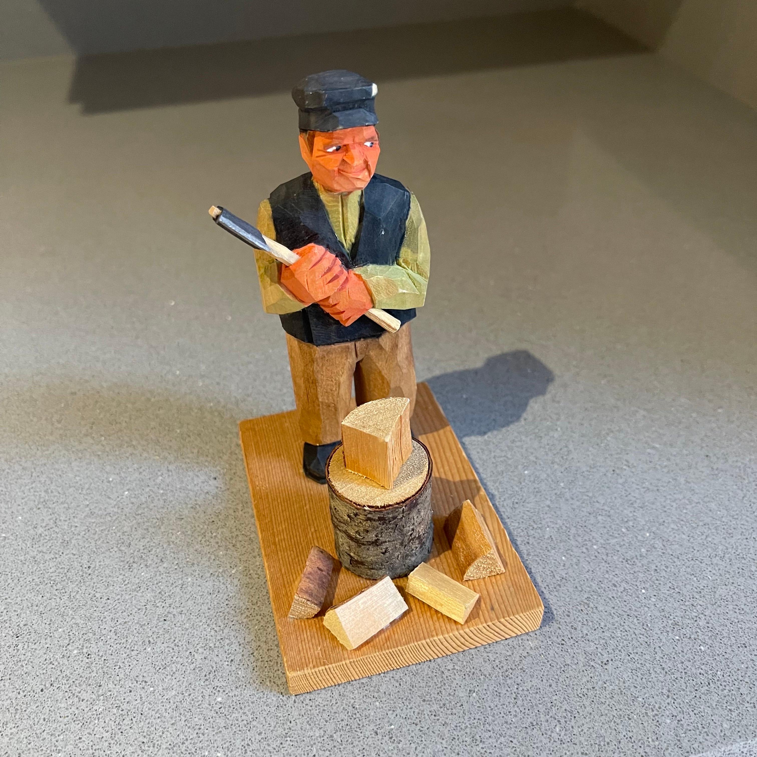 Una estatuilla de hombre rústico bellamente estilizada con un gran equilibrio de armonía se alza, retratando la belleza del mundo interior a través de la belleza pura.
Esta valiosa pieza de arte única es una gran oportunidad para aportar a la