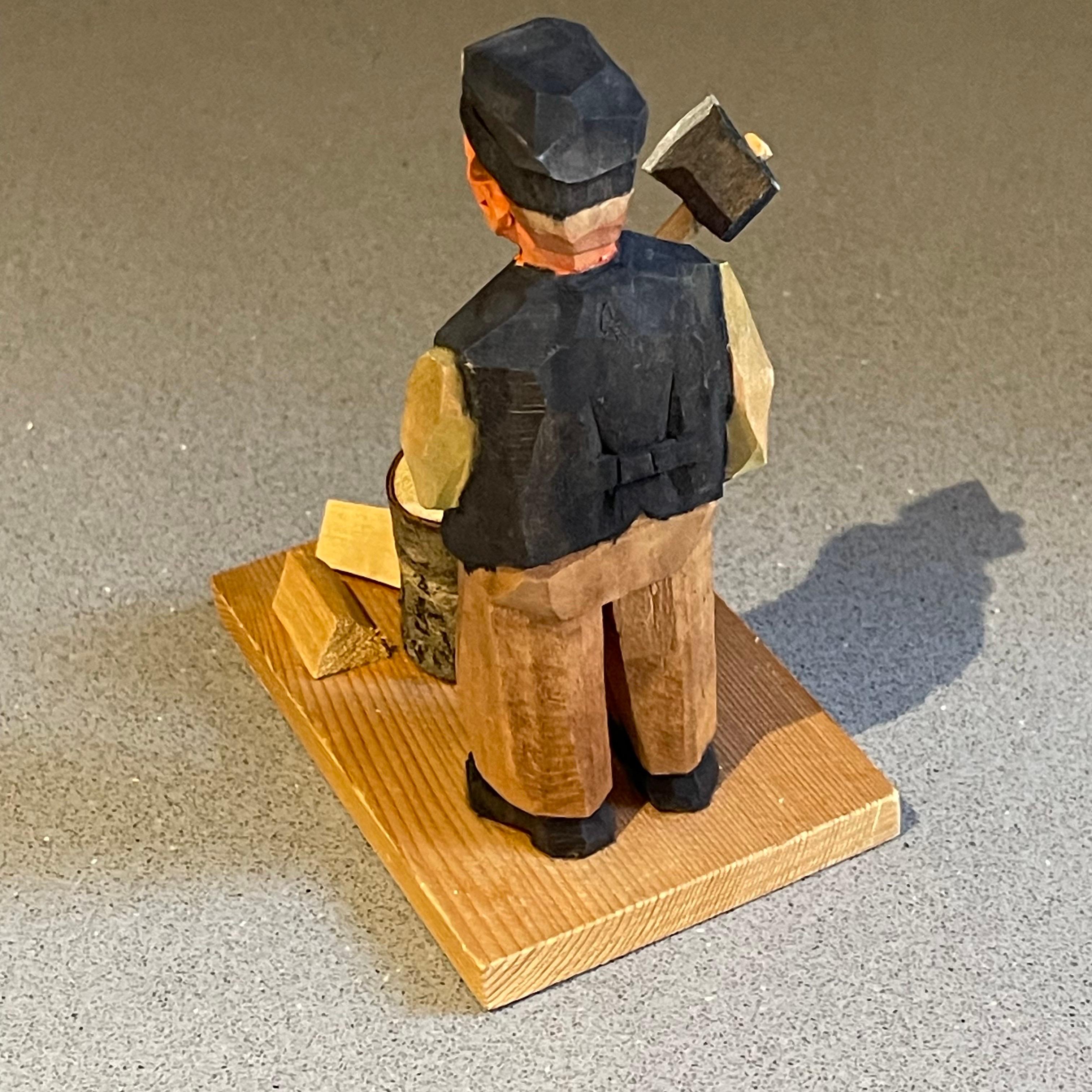 Talla de Madera Esculturas Humanas Figurilla Decorativa Antigua de un Hombre Rústico mediados del siglo XX en venta