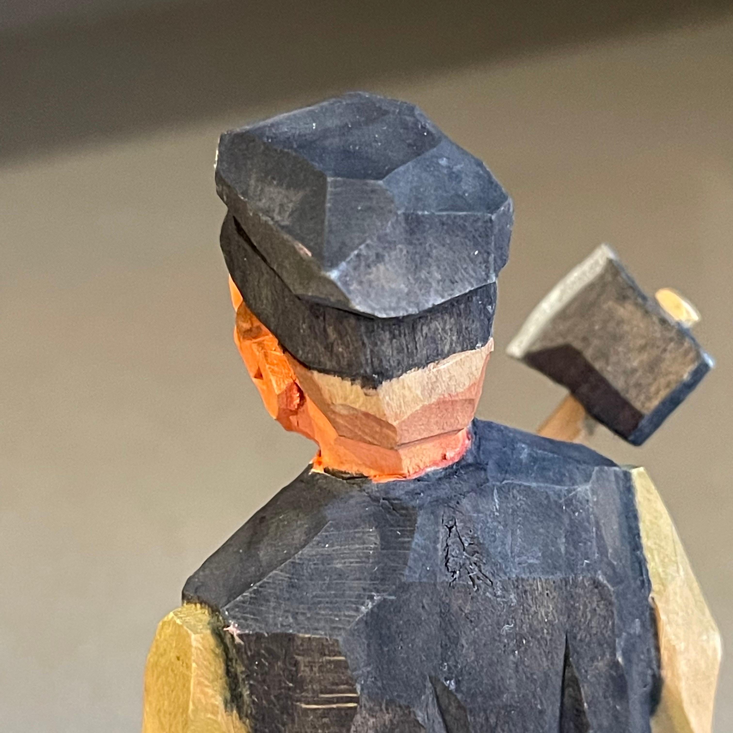 Talla de Madera Esculturas Humanas Figurilla Decorativa Antigua de un Hombre Rústico en venta 1