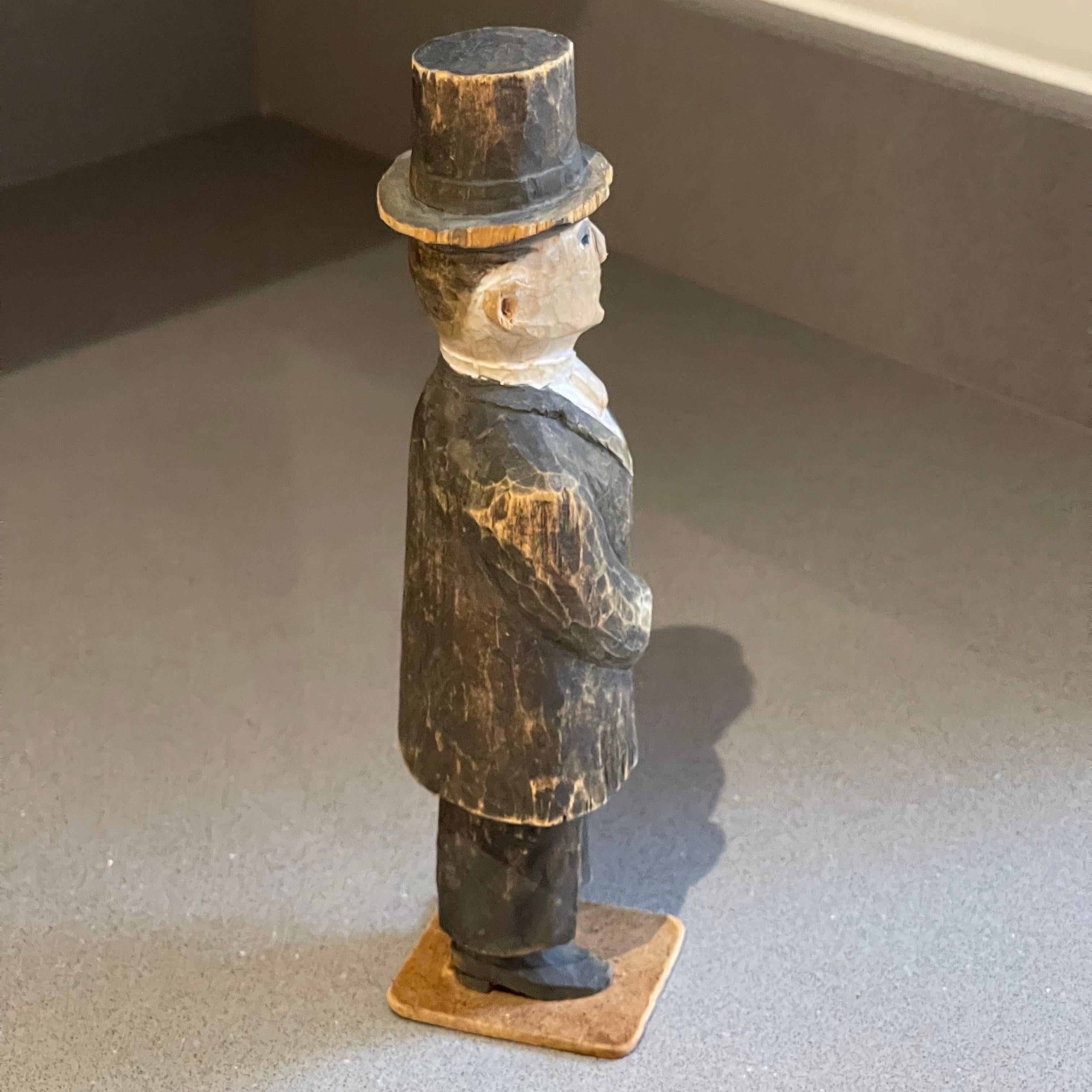 Sculture umane in legno, figurina decorativa di un uomo antico vestito in modo formale in vendita 3
