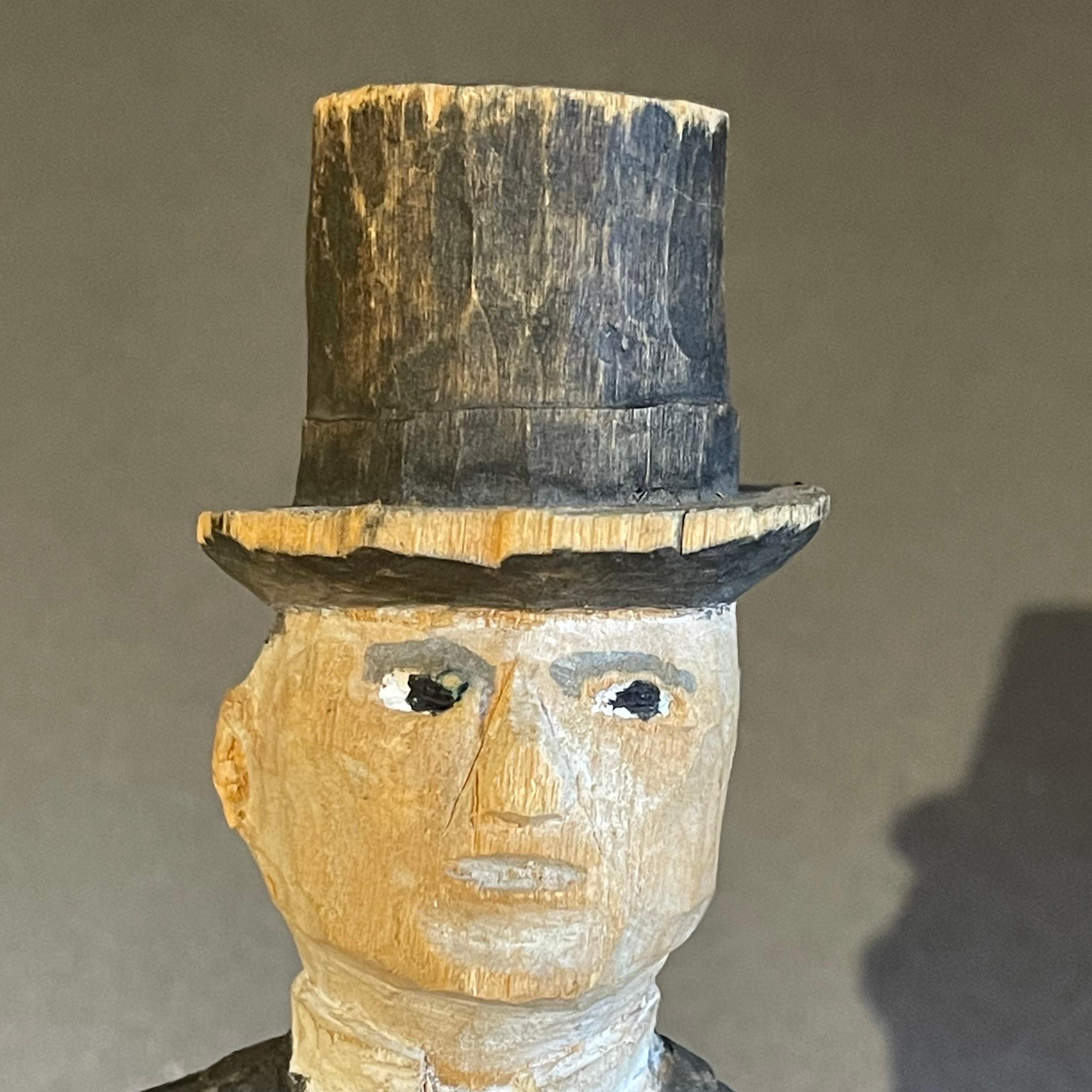 Sculture umane in legno, figurina decorativa di un uomo antico vestito in modo formale in vendita 4