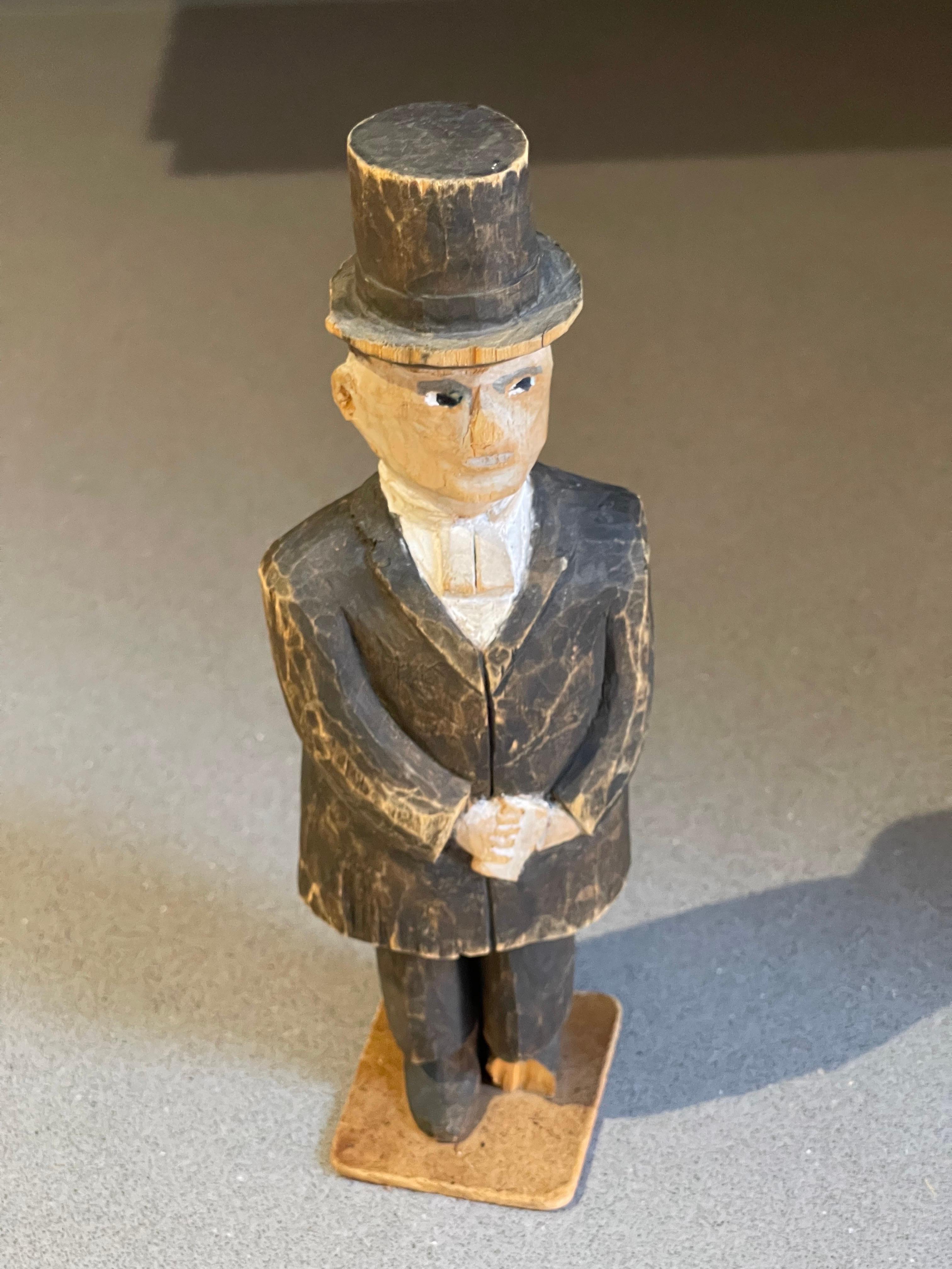 Art Déco Sculture umane in legno, figurina decorativa di un uomo antico vestito in modo formale in vendita