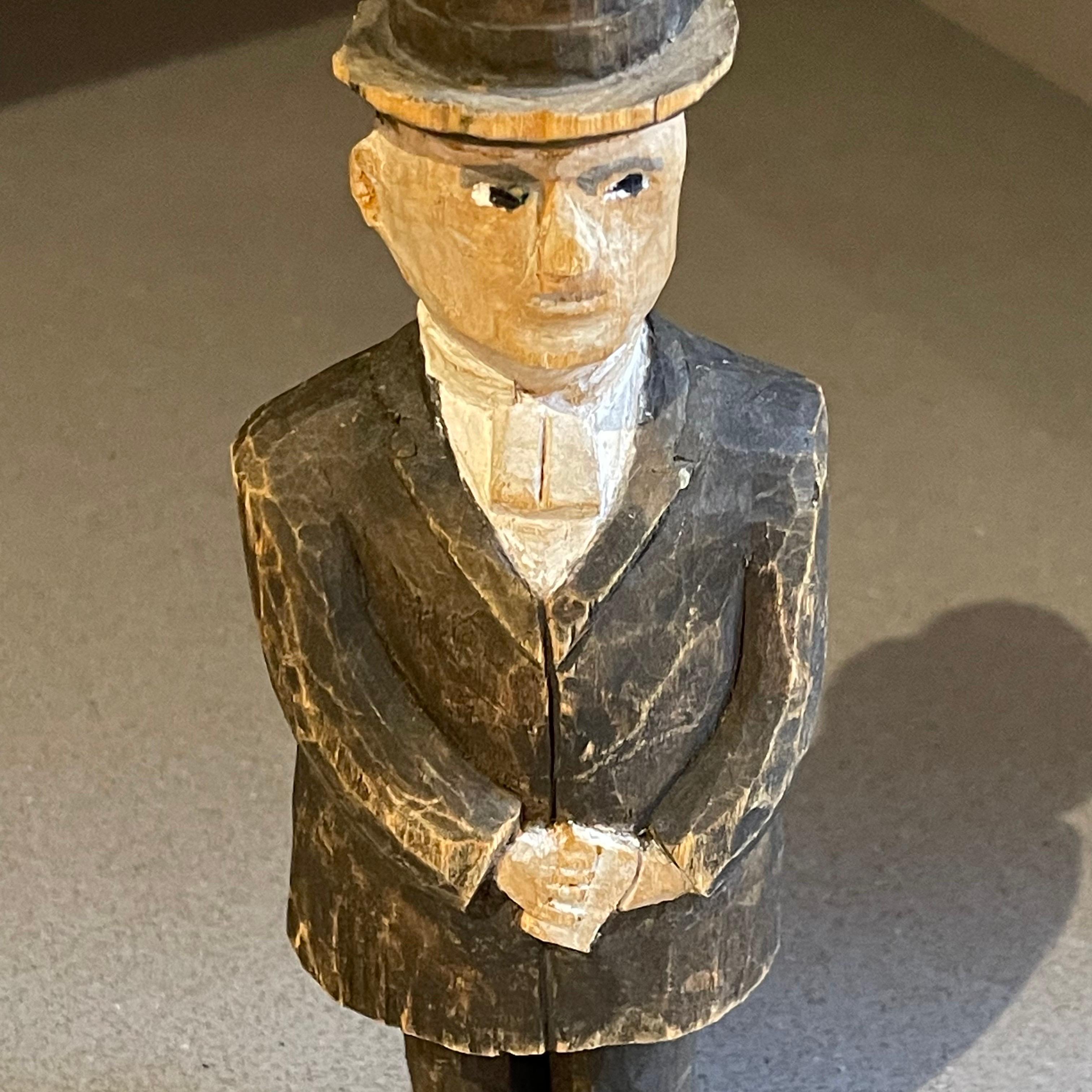 Svedese Sculture umane in legno, figurina decorativa di un uomo antico vestito in modo formale in vendita