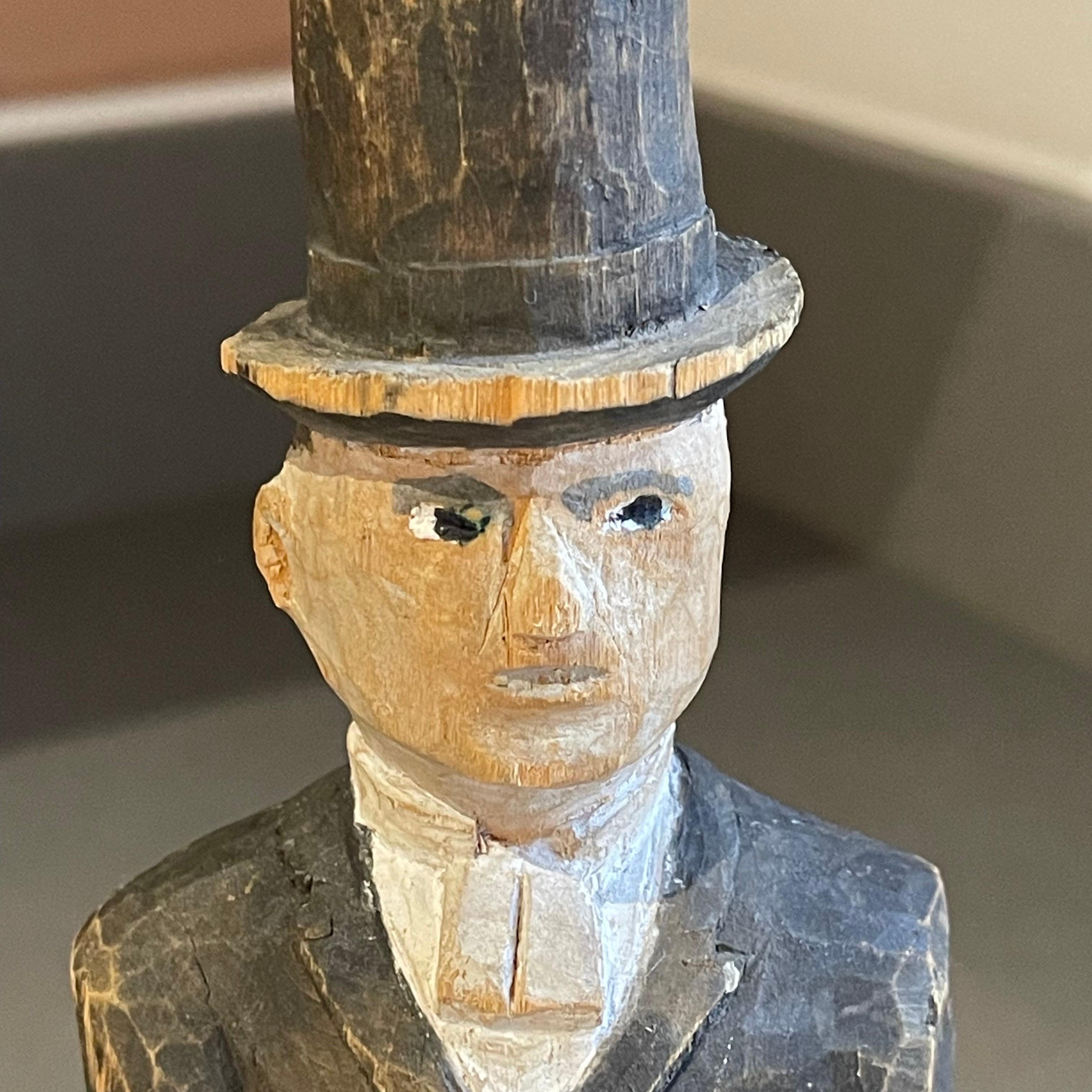 Intagliato Sculture umane in legno, figurina decorativa di un uomo antico vestito in modo formale in vendita