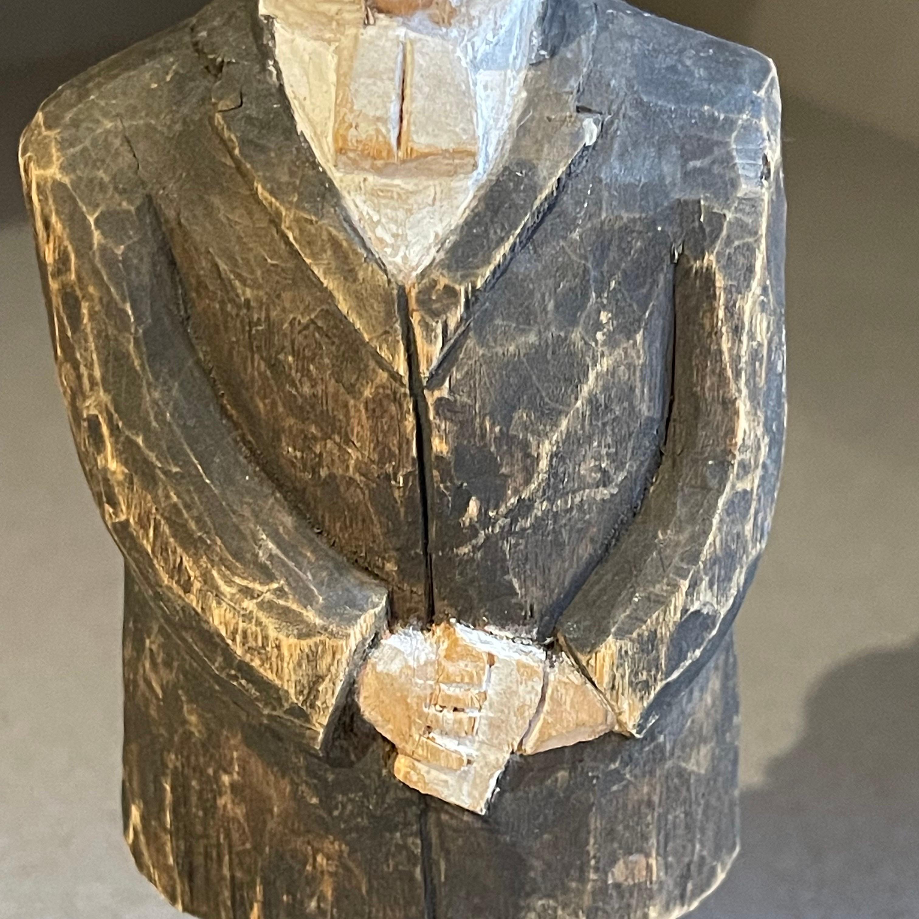 Sculture umane in legno, figurina decorativa di un uomo antico vestito in modo formale In condizioni ottime in vendita a Wembley, GB