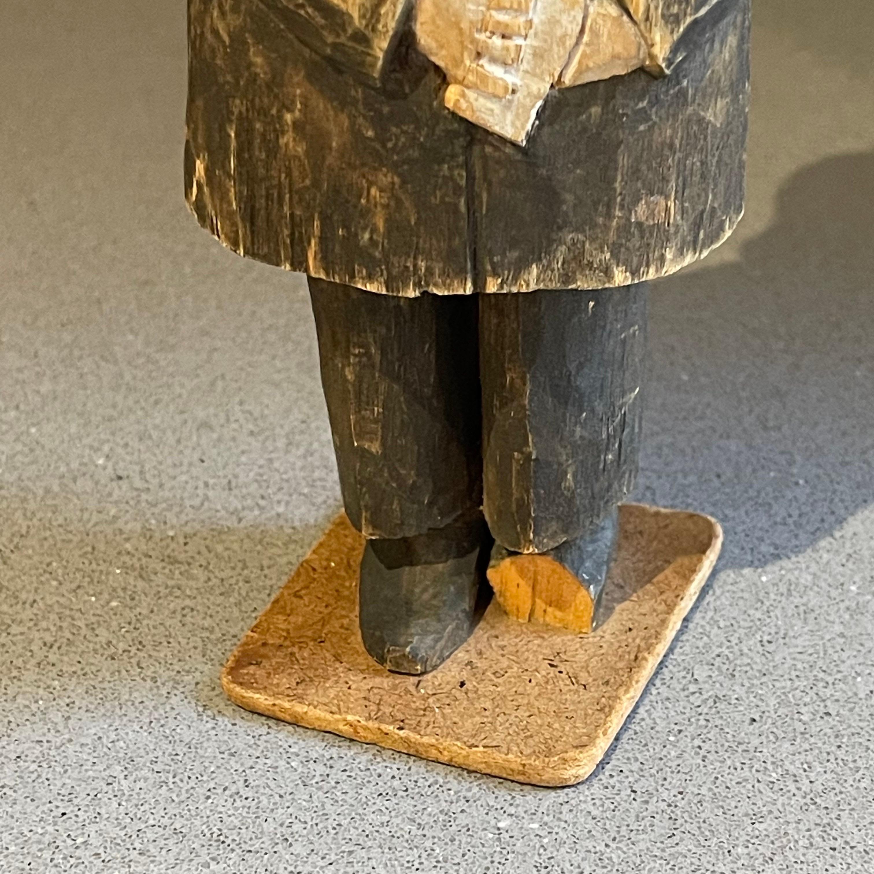 Metà XX secolo Sculture umane in legno, figurina decorativa di un uomo antico vestito in modo formale in vendita