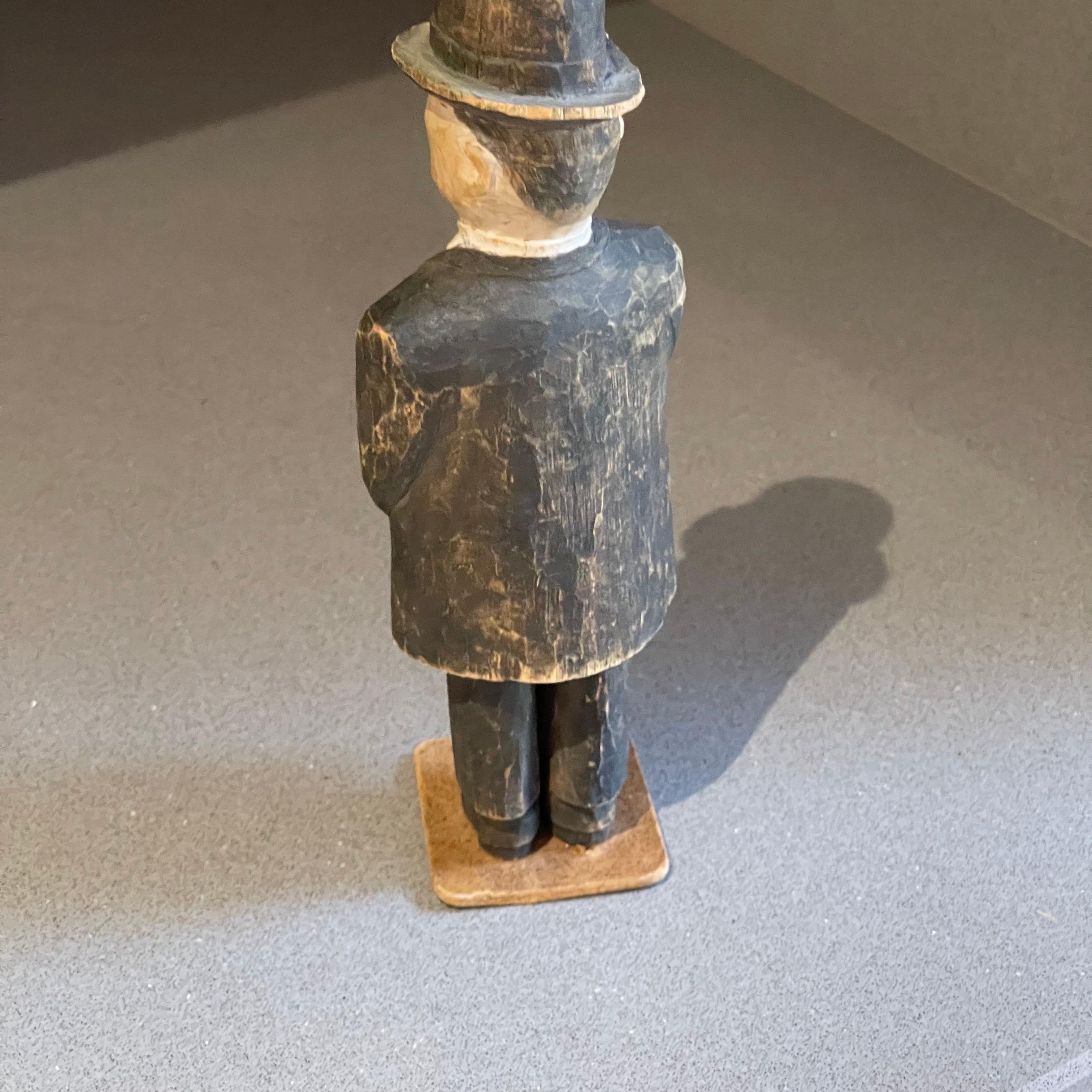 Ceramica Sculture umane in legno, figurina decorativa di un uomo antico vestito in modo formale in vendita