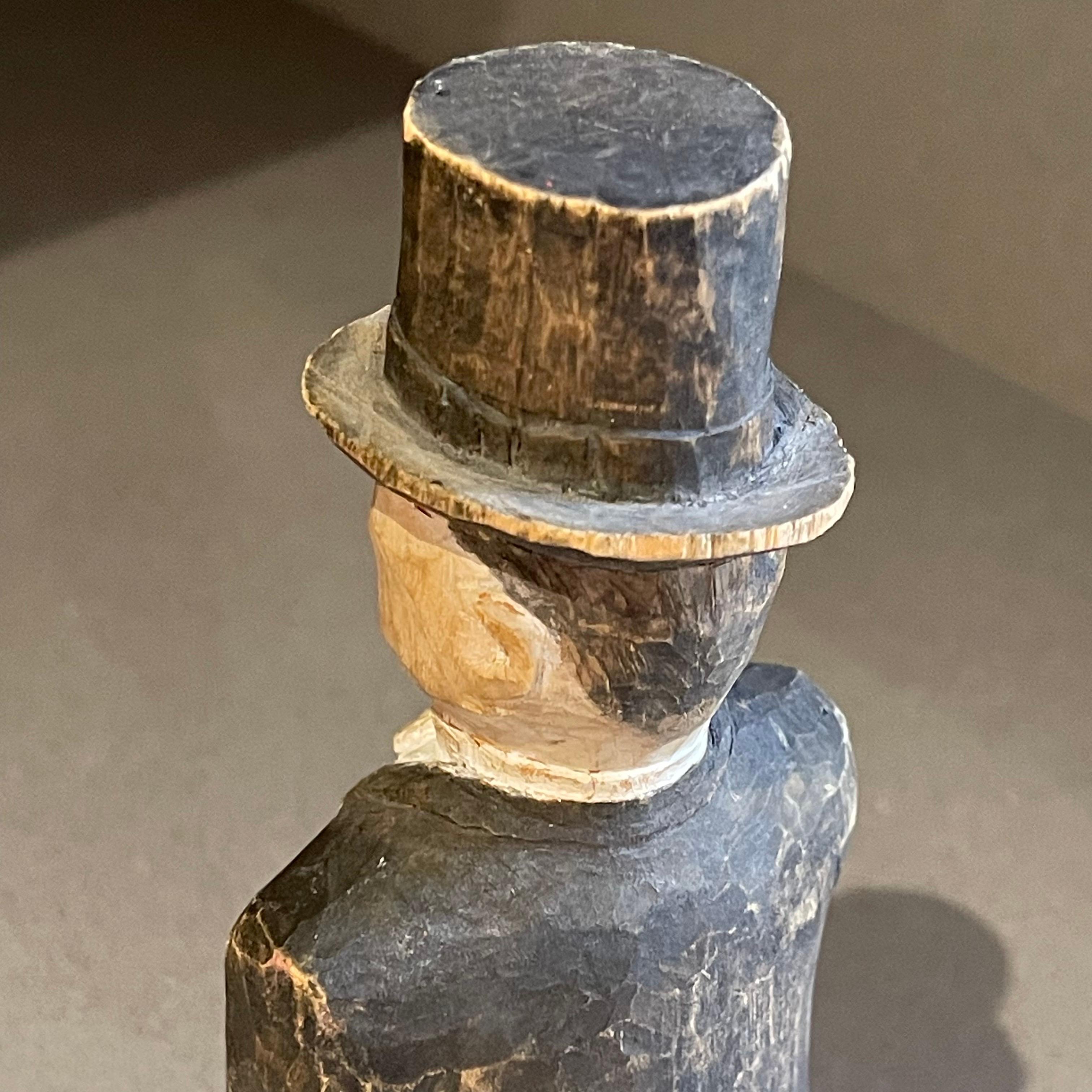 Sculture umane in legno, figurina decorativa di un uomo antico vestito in modo formale in vendita 1