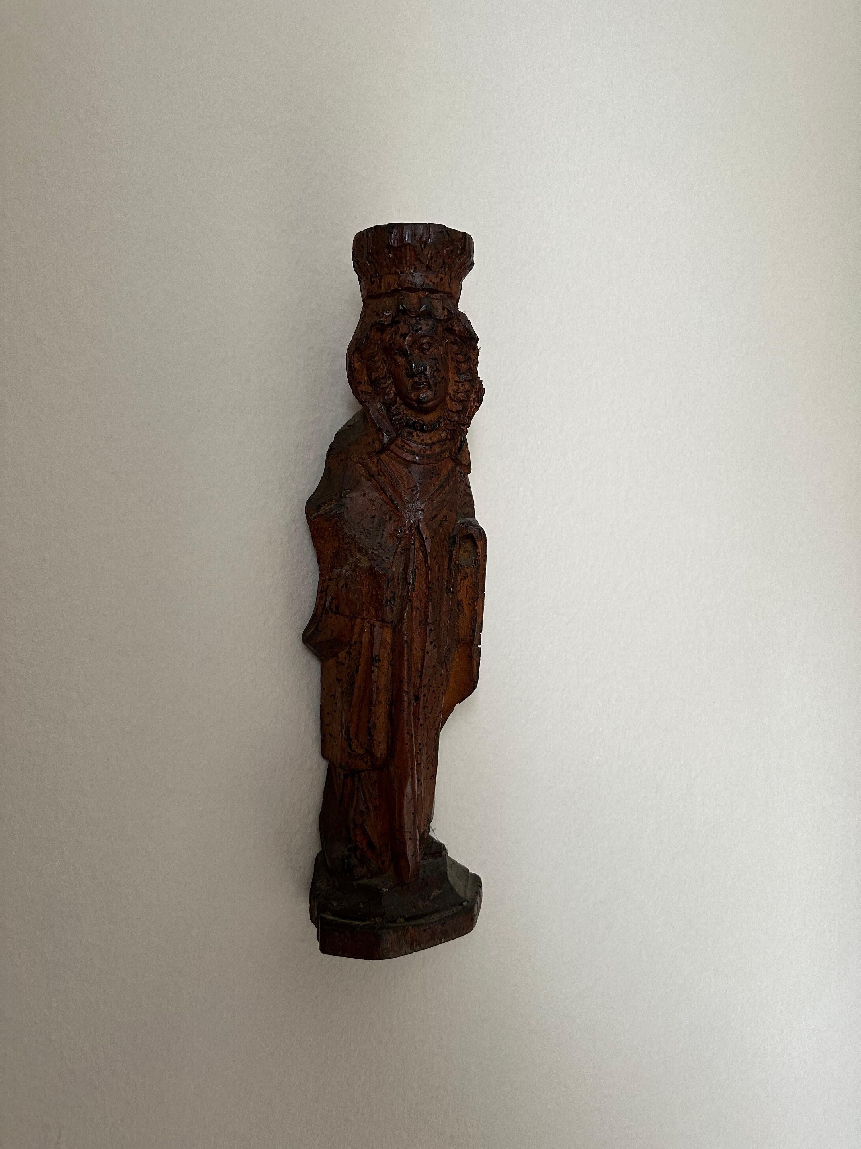 Scultura in legno di una donna gotica con copricapo elegante, Paesi Bassi, XVII secolo in vendita 4