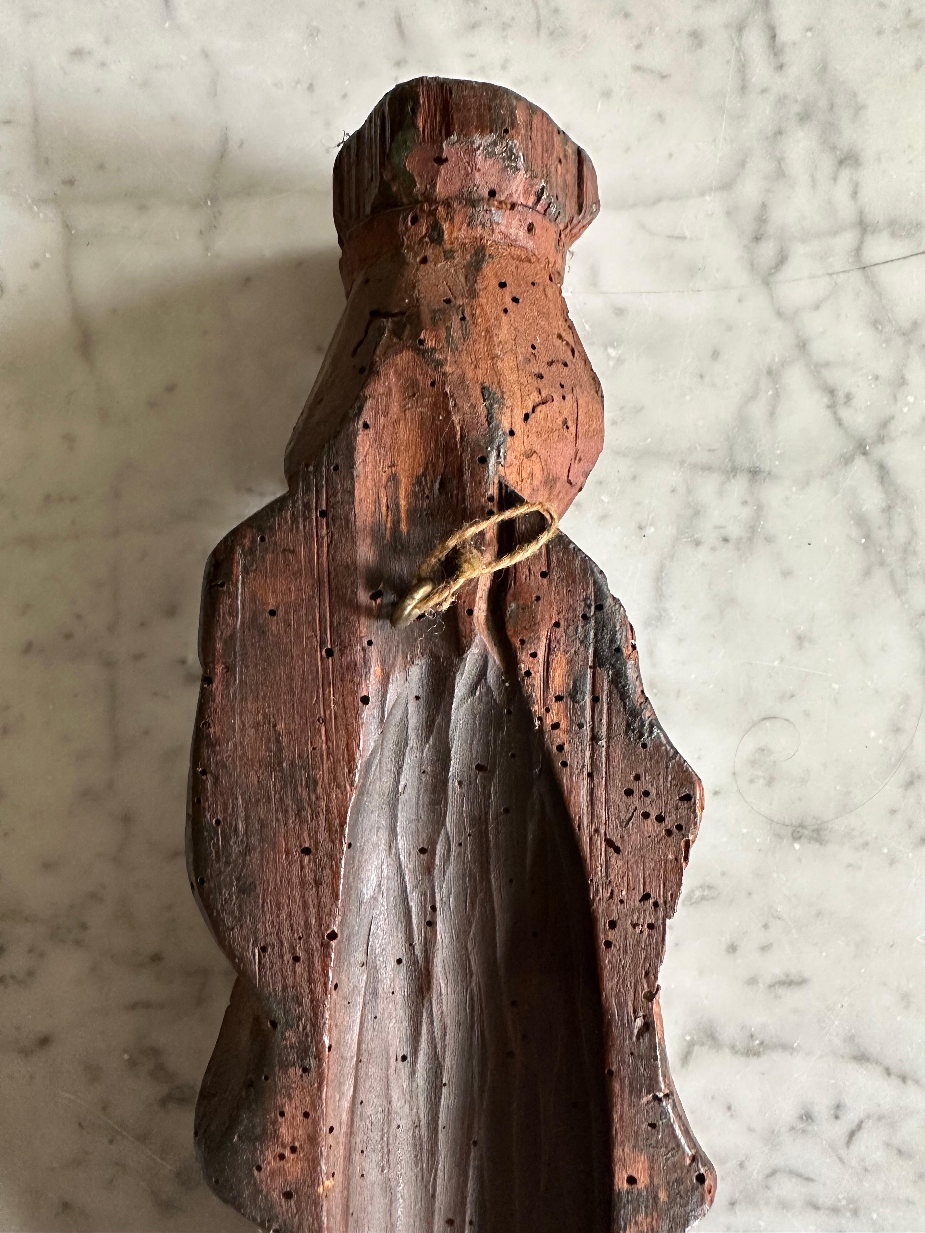 Scultura in legno di una donna gotica con copricapo elegante, Paesi Bassi, XVII secolo in vendita 5