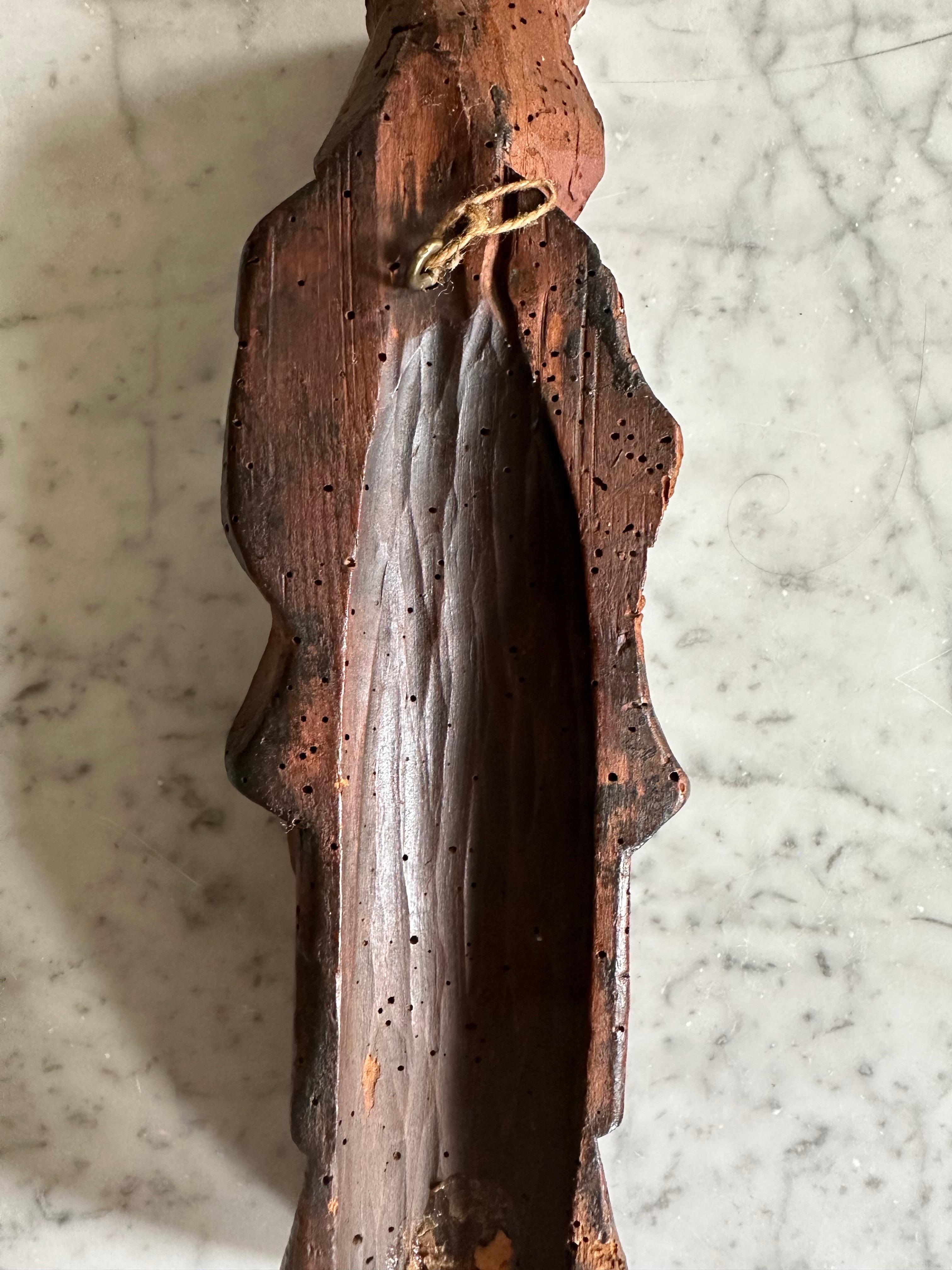 Scultura in legno di una donna gotica con copricapo elegante, Paesi Bassi, XVII secolo in vendita 6