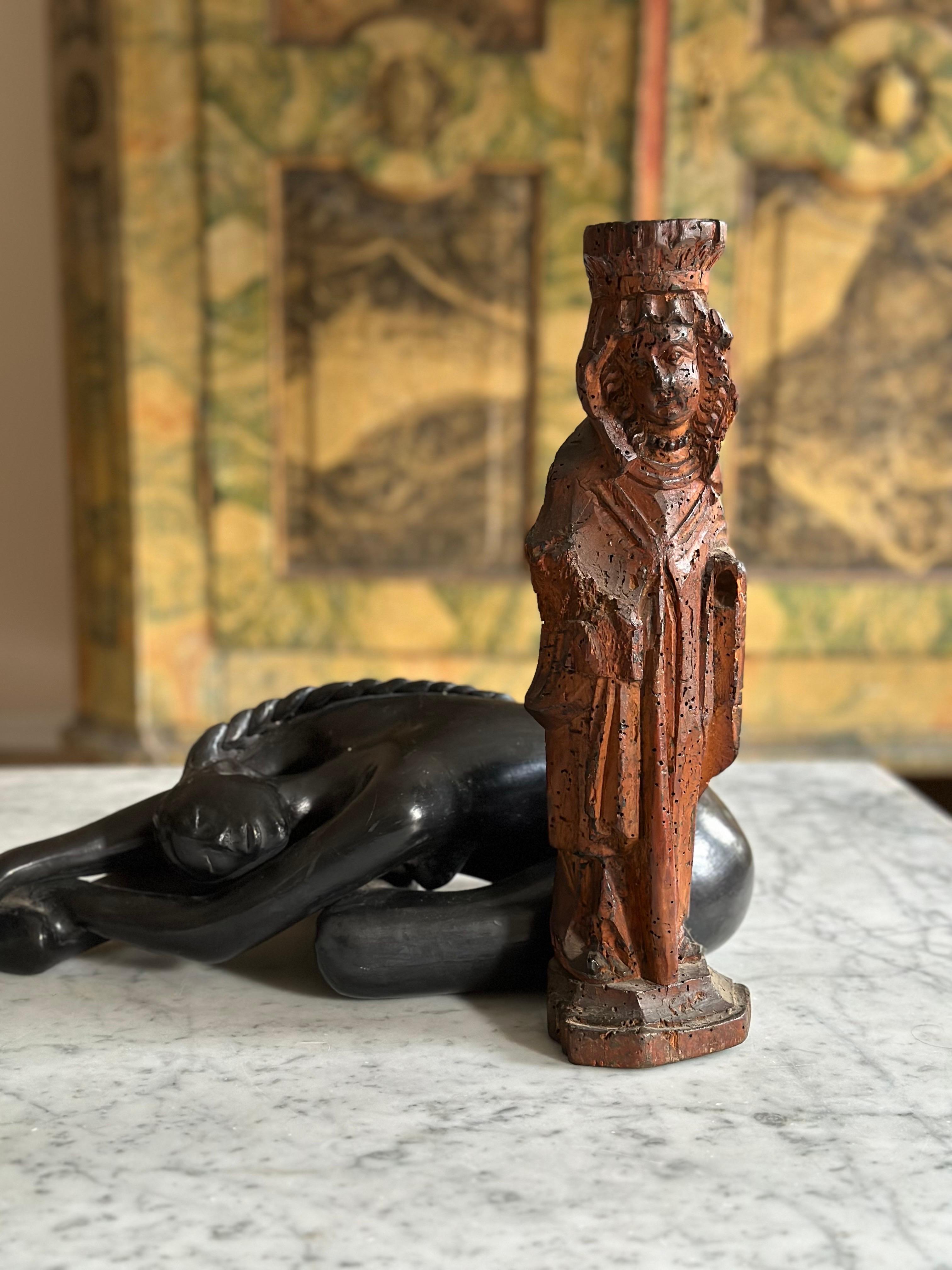 Scultura in legno di una donna gotica con copricapo elegante, Paesi Bassi, XVII secolo in vendita 7