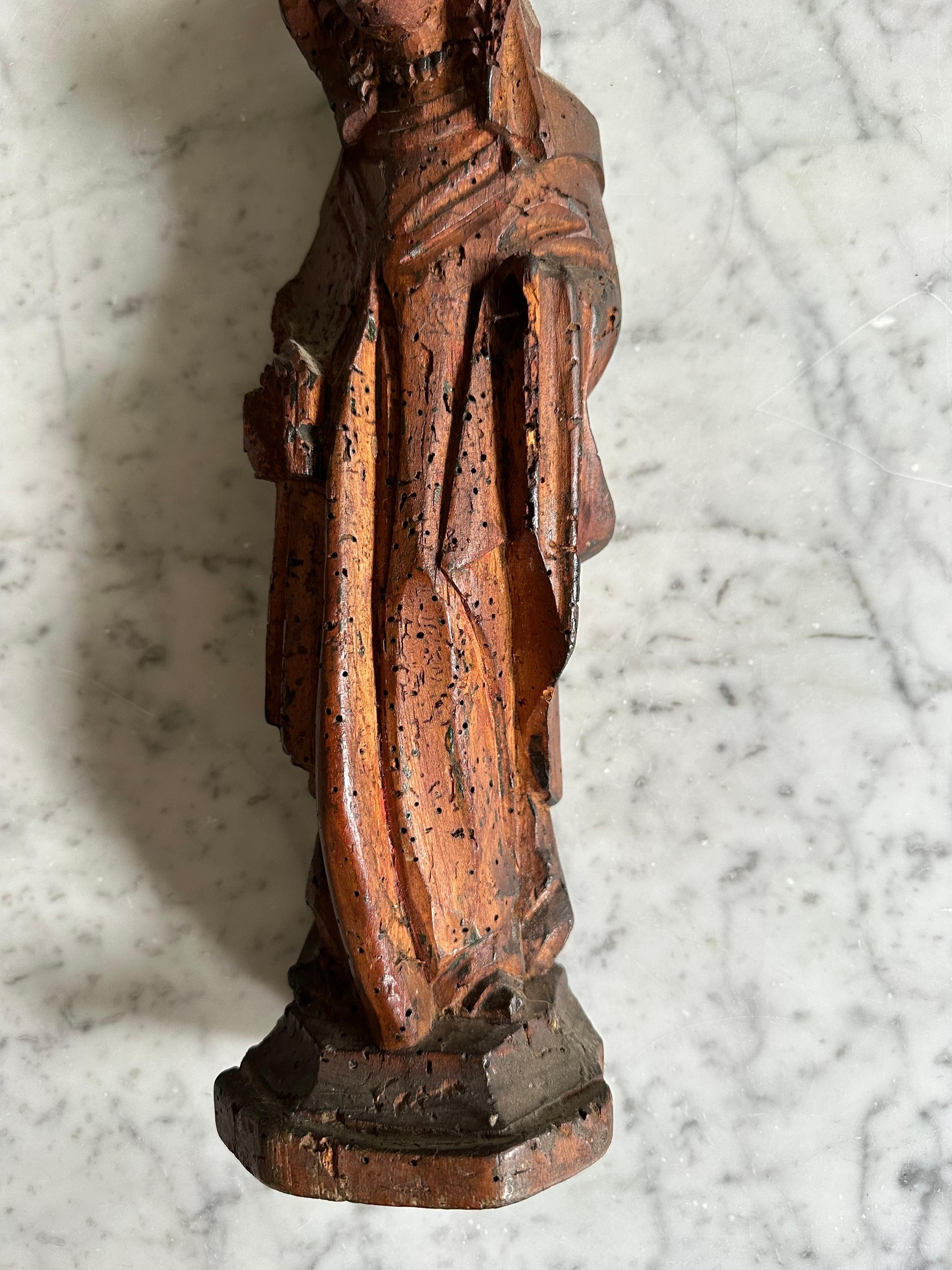 Scultura in legno di una donna gotica con copricapo e collana elegante, Paesi Bassi, XVII secolo

Questa squisita scultura in legno, che raffigura una dama gotica adornata con un elegante copricapo e una collana, è un ottimo esempio di artigianato