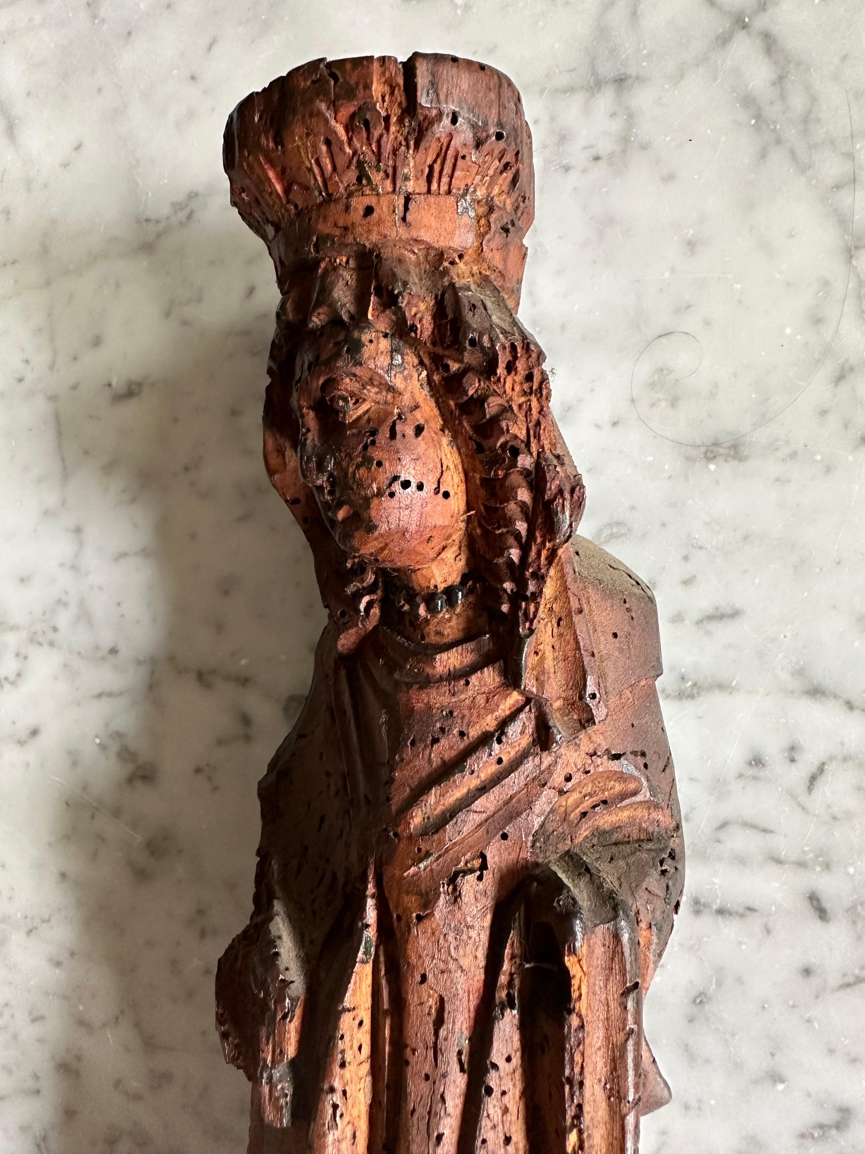 Olandese Scultura in legno di una donna gotica con copricapo elegante, Paesi Bassi, XVII secolo in vendita