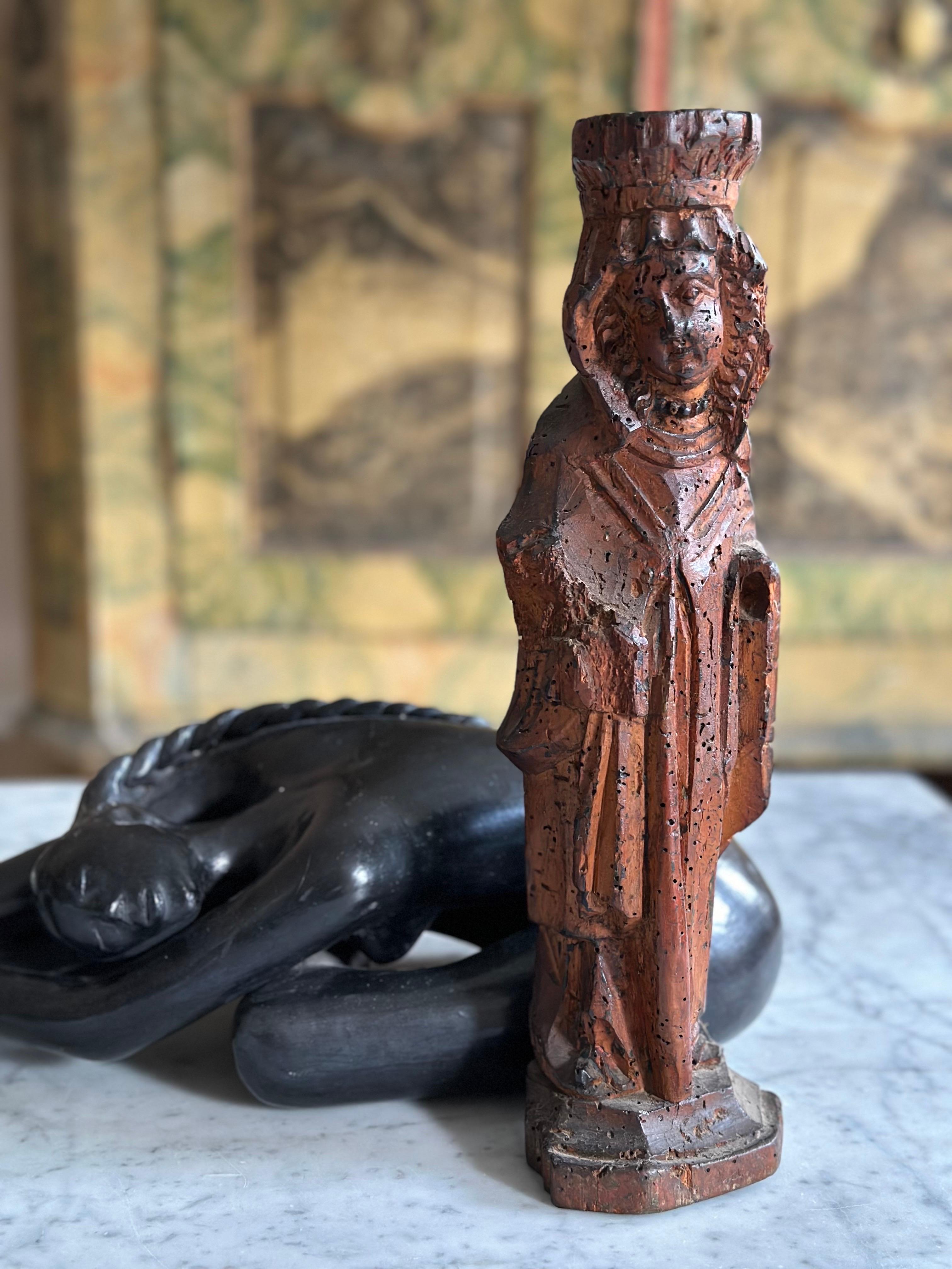 Scultura in legno di una donna gotica con copricapo elegante, Paesi Bassi, XVII secolo In condizioni discrete in vendita a Hamburg, DE