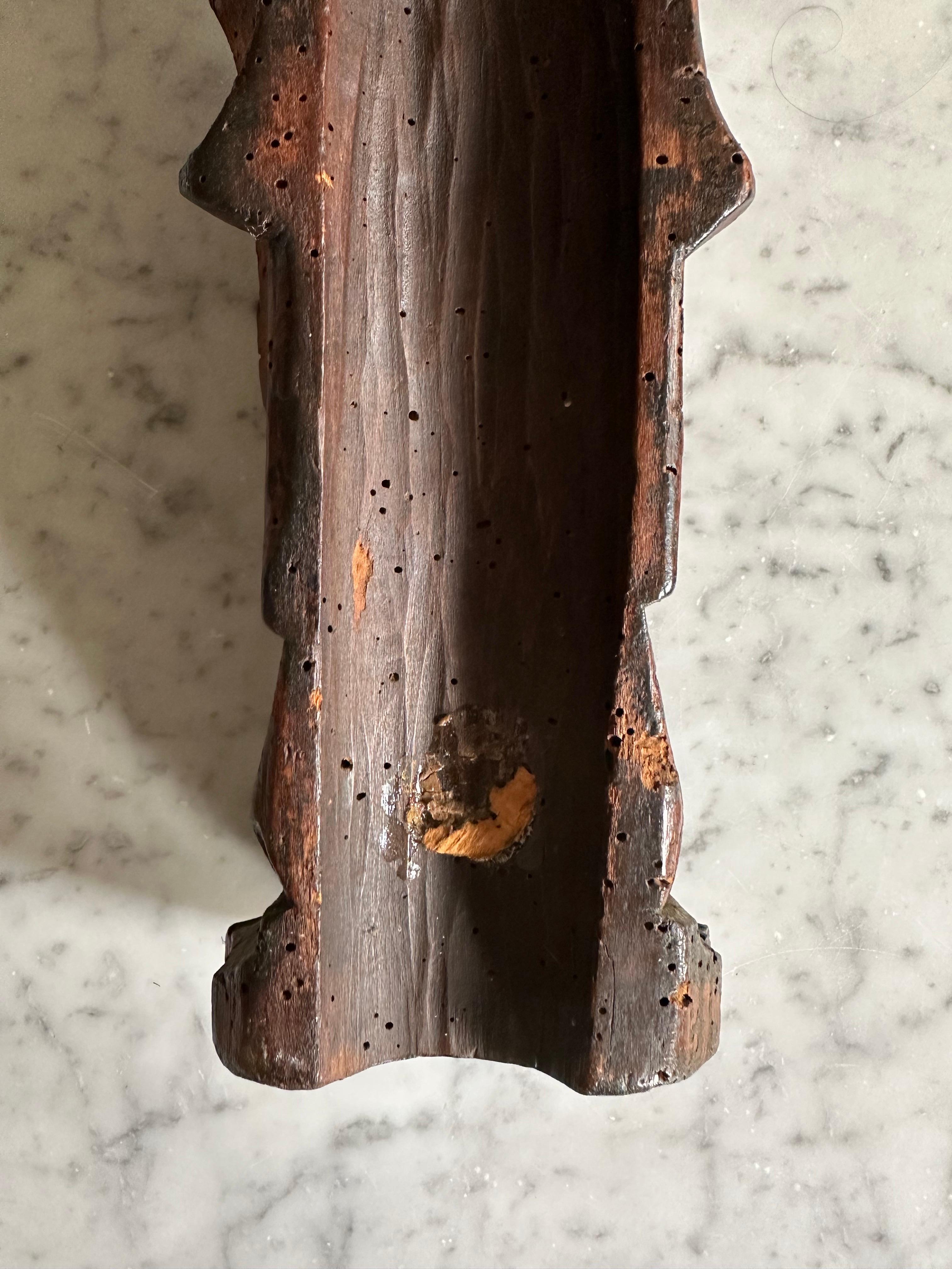 Legno Scultura in legno di una donna gotica con copricapo elegante, Paesi Bassi, XVII secolo in vendita