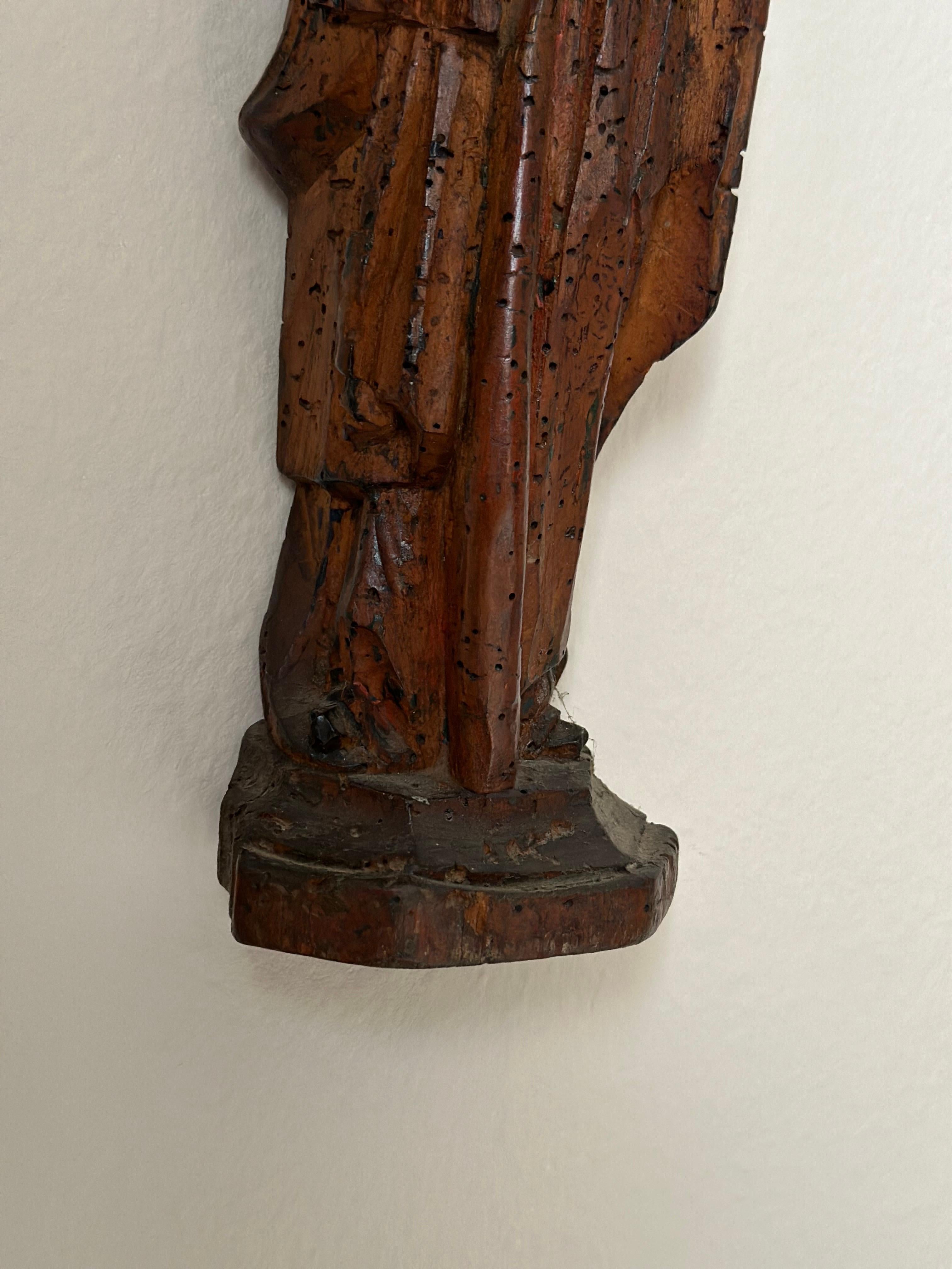 Scultura in legno di una donna gotica con copricapo elegante, Paesi Bassi, XVII secolo in vendita 1