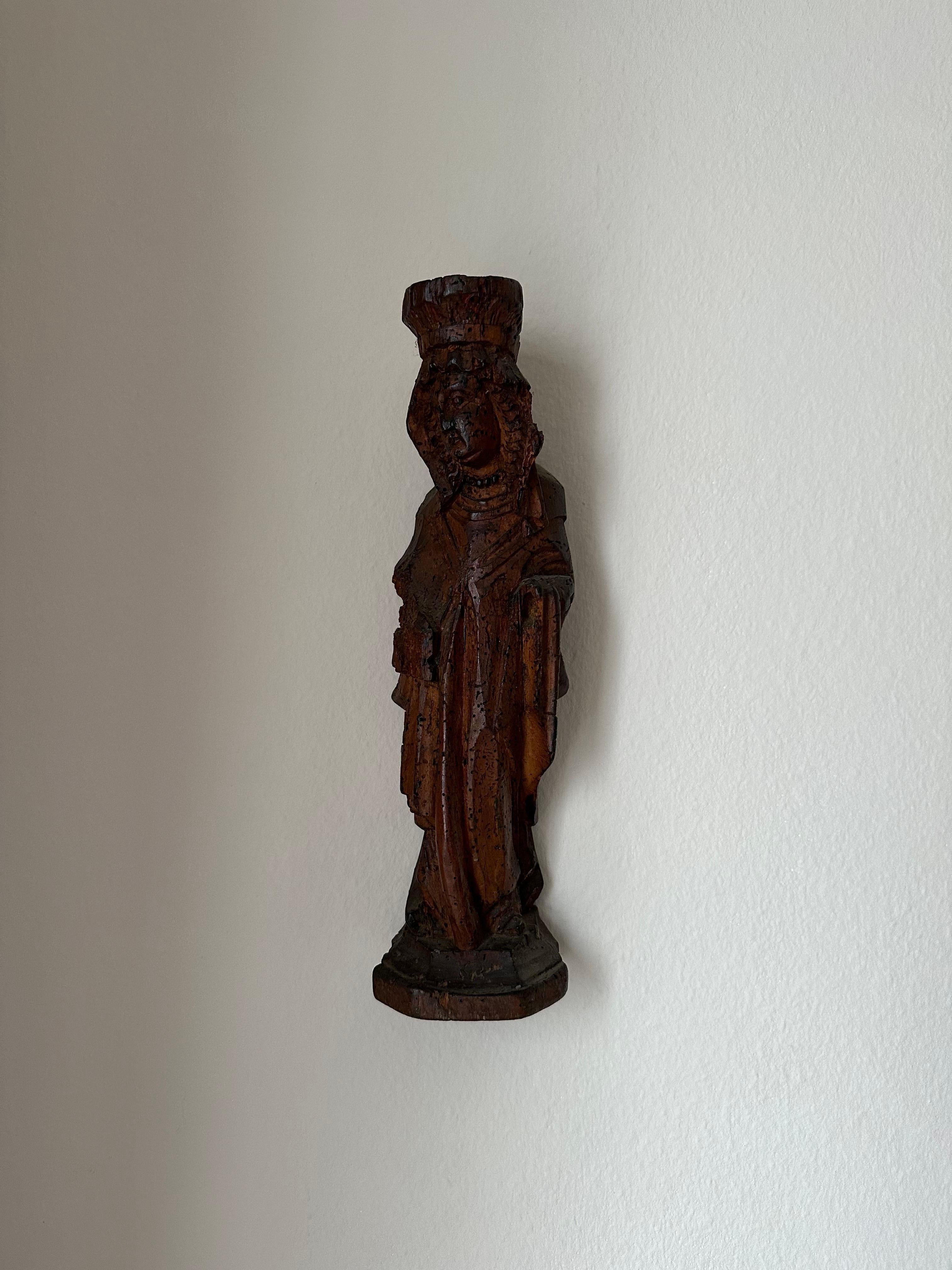 Scultura in legno di una donna gotica con copricapo elegante, Paesi Bassi, XVII secolo in vendita 2
