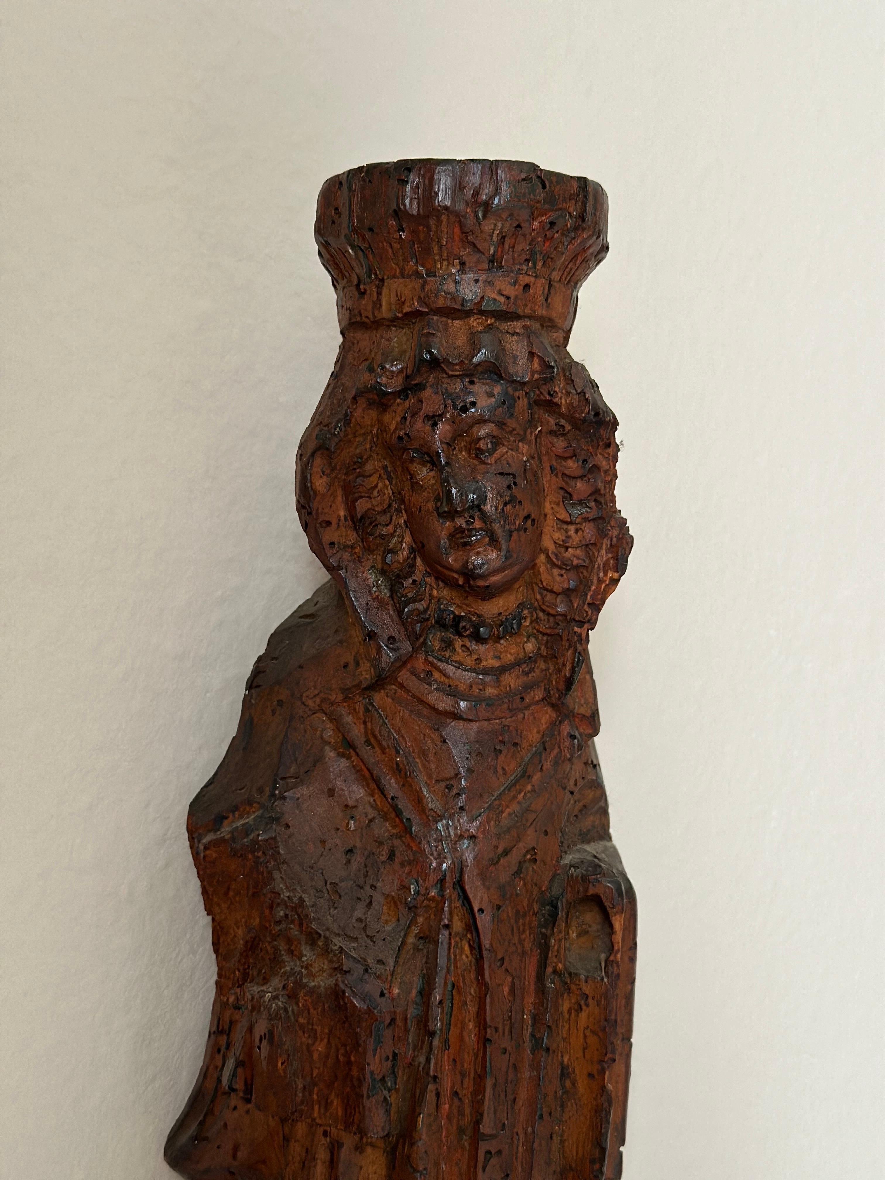Scultura in legno di una donna gotica con copricapo elegante, Paesi Bassi, XVII secolo in vendita 3