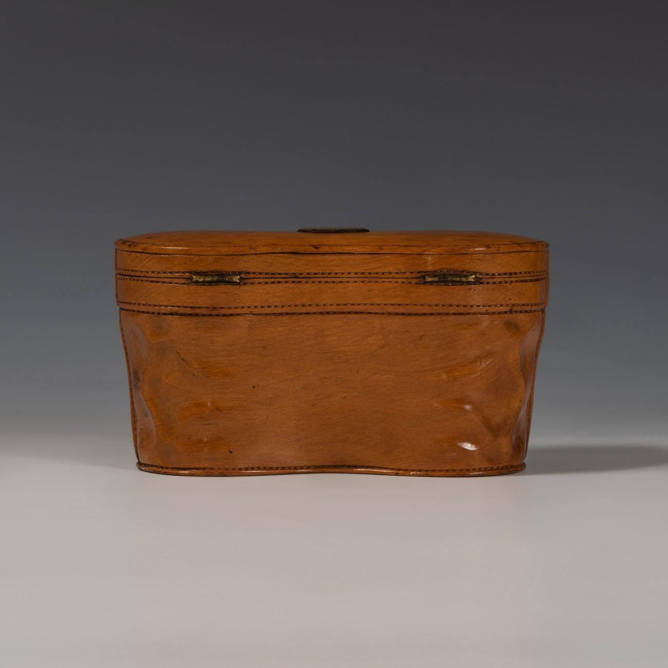 Inizio XX secolo Calamaio in legno modellato in modo complicato come una custodia per binocolo, circa 1900 in vendita