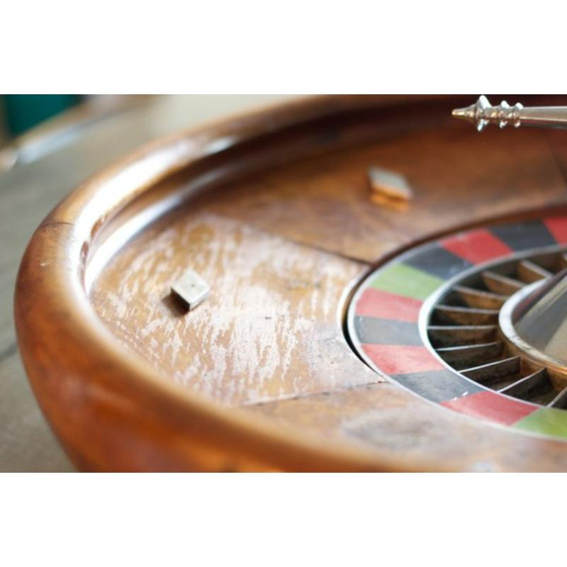 Roulette da casinò in legno, anni '60
 
 Design vintage
 Immergiti nell'atmosfera glamour degli anni '60 con questa autentica roulette da casinò in legno. Autentico dell'epoca nella sua patina originale con la sua palla da gioco in dotazione. Ottime