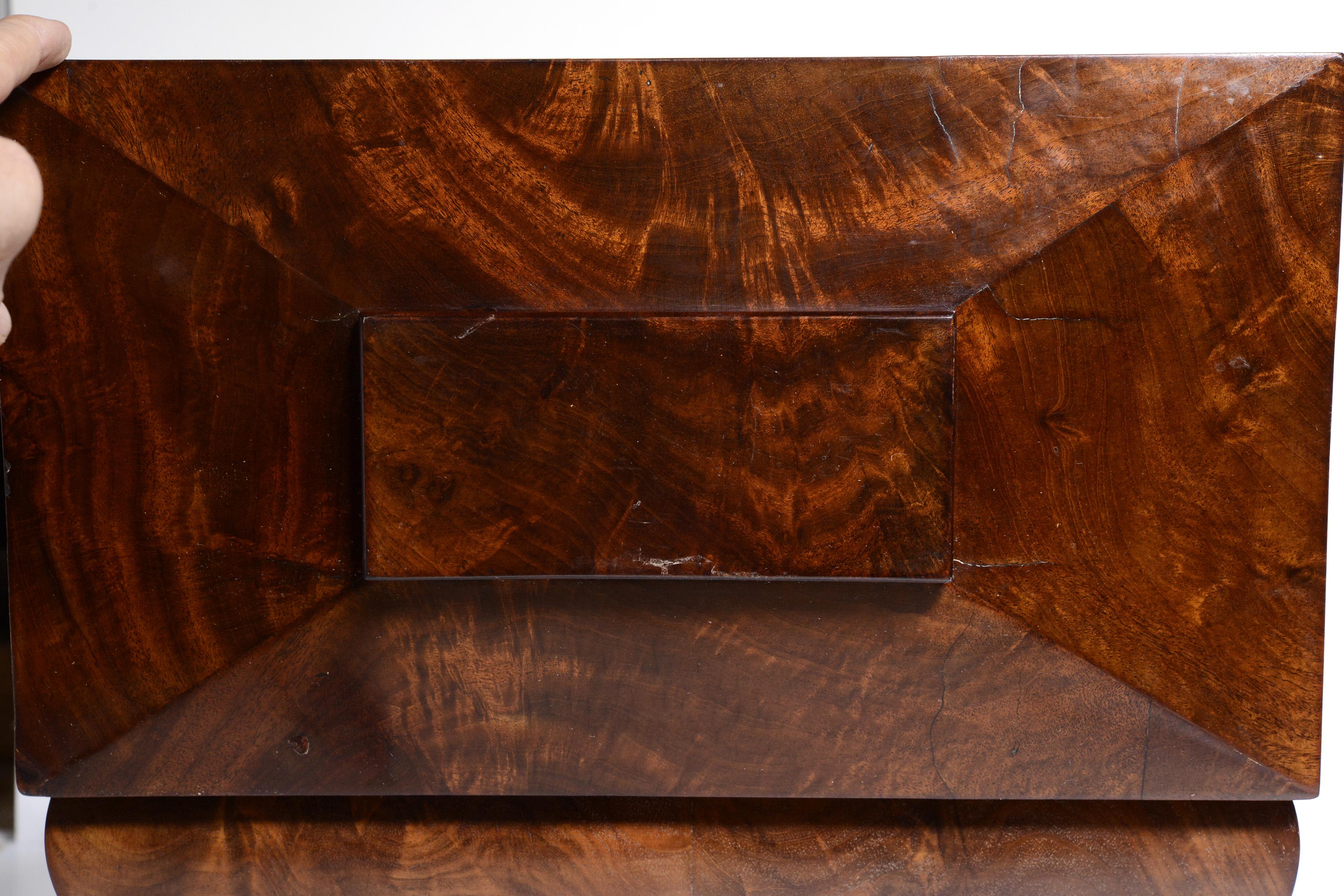 Neoclassico Scrigno in legno con specchio metà del XIX secolo Biedermeier in mogano a fuoco in vendita