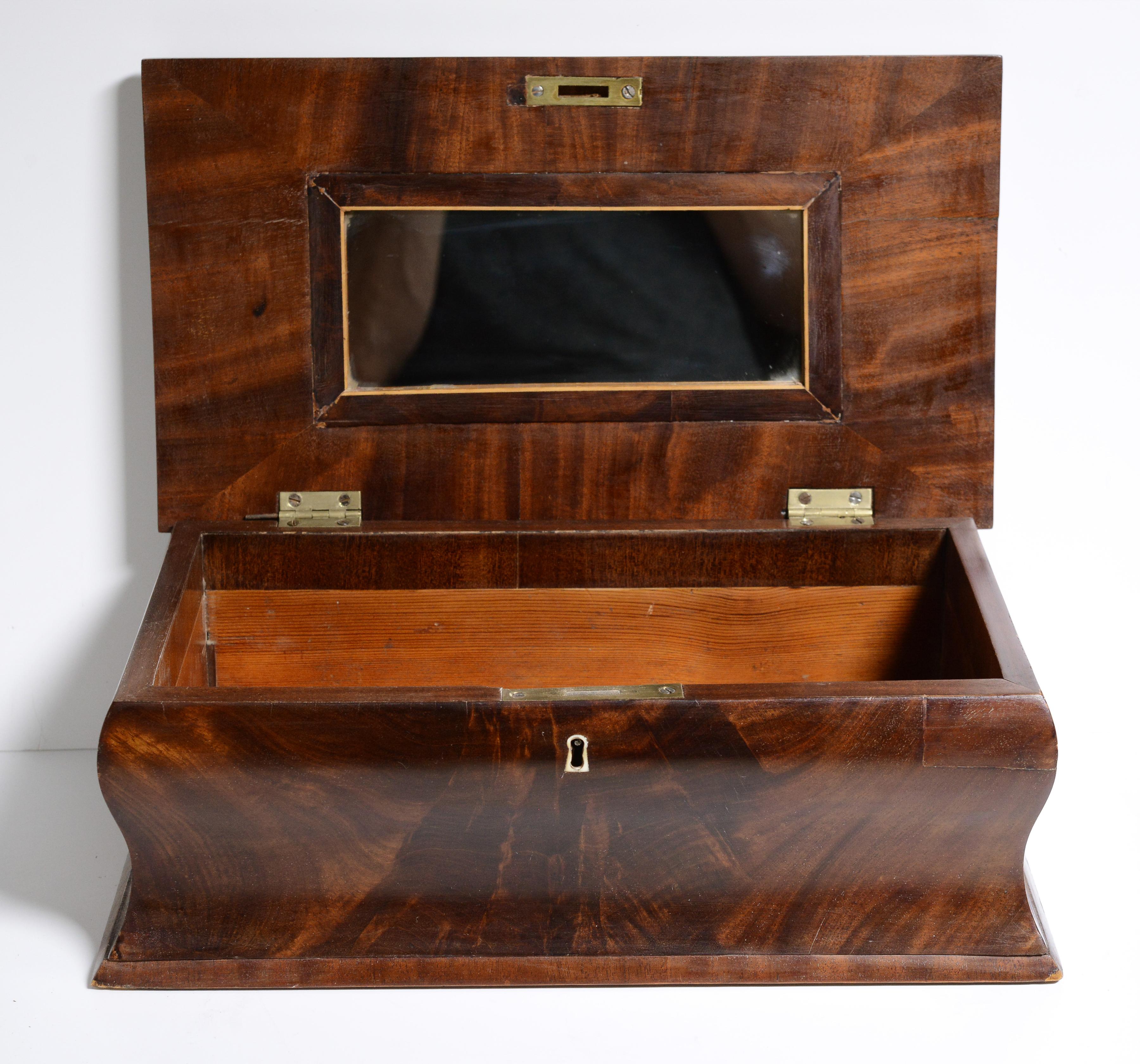 Wooden Casket Box with Mirror mid 19th century Flame Mahogany Biedermeier In Fair Condition For Sale In Sweden, SE