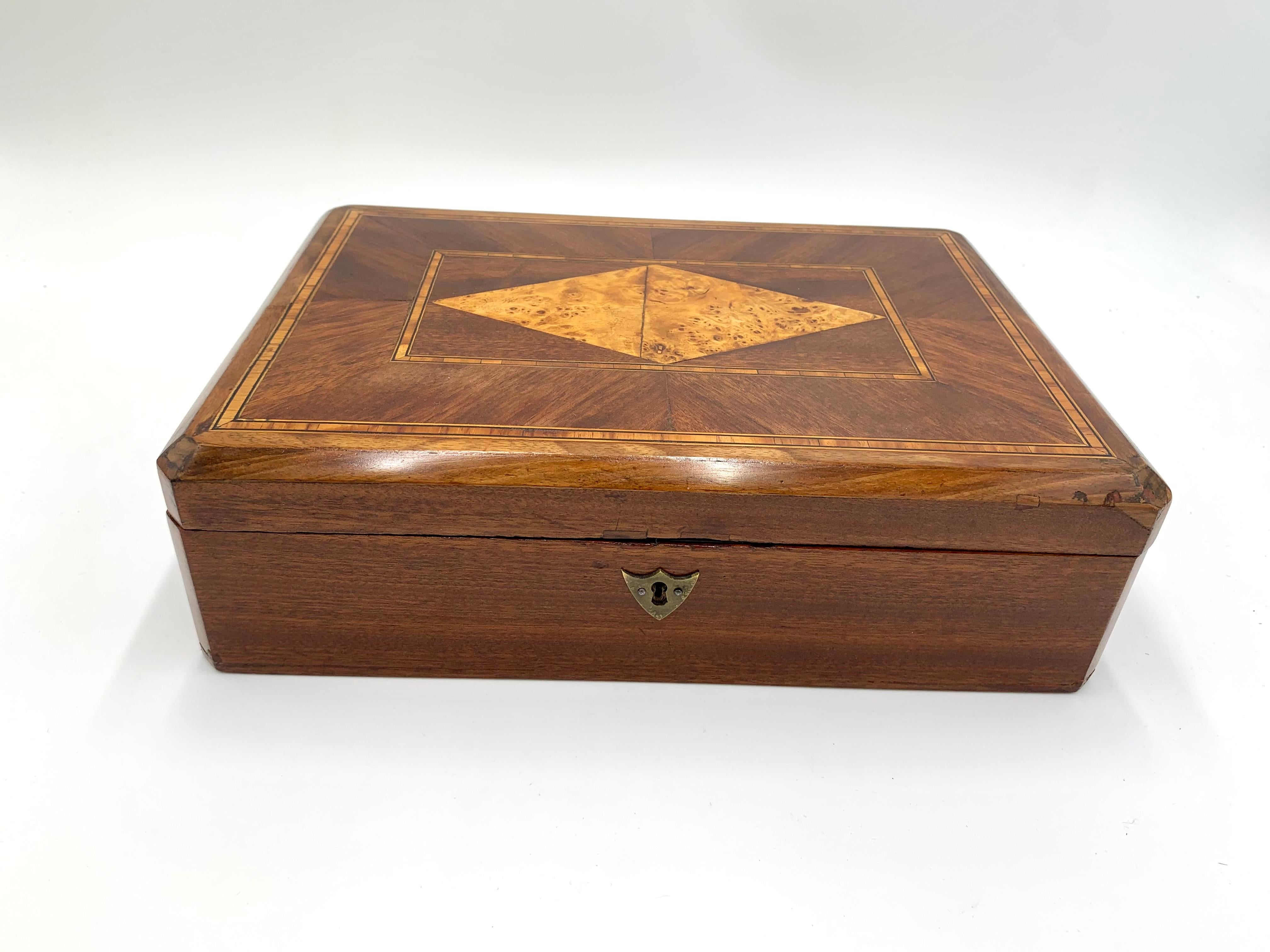 Wooden box / box for threads or jewelry.

Very good condition.

height 9cm width 30cm depth 22cm.