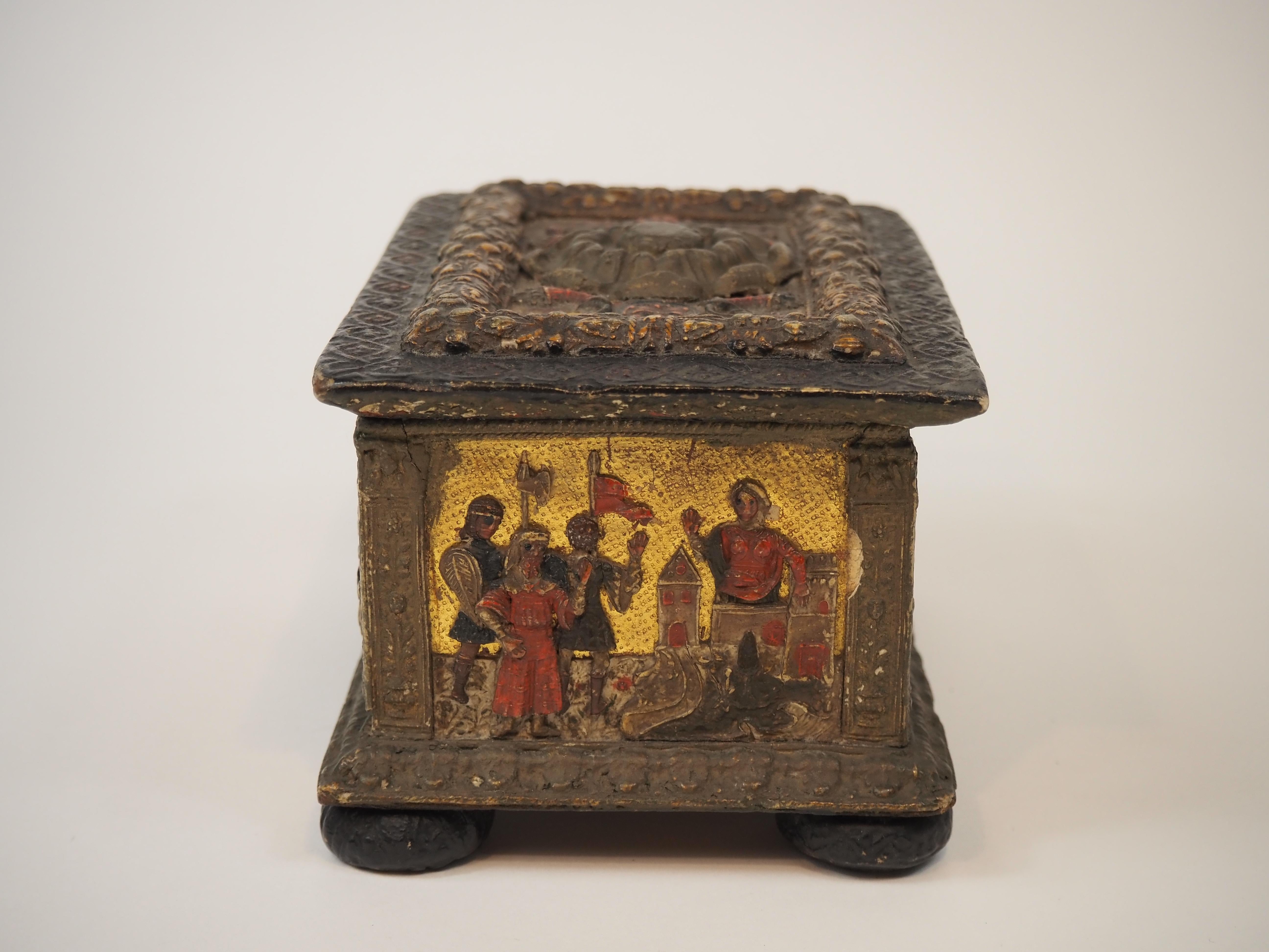 Arqueta de madera con decoración en relieve 