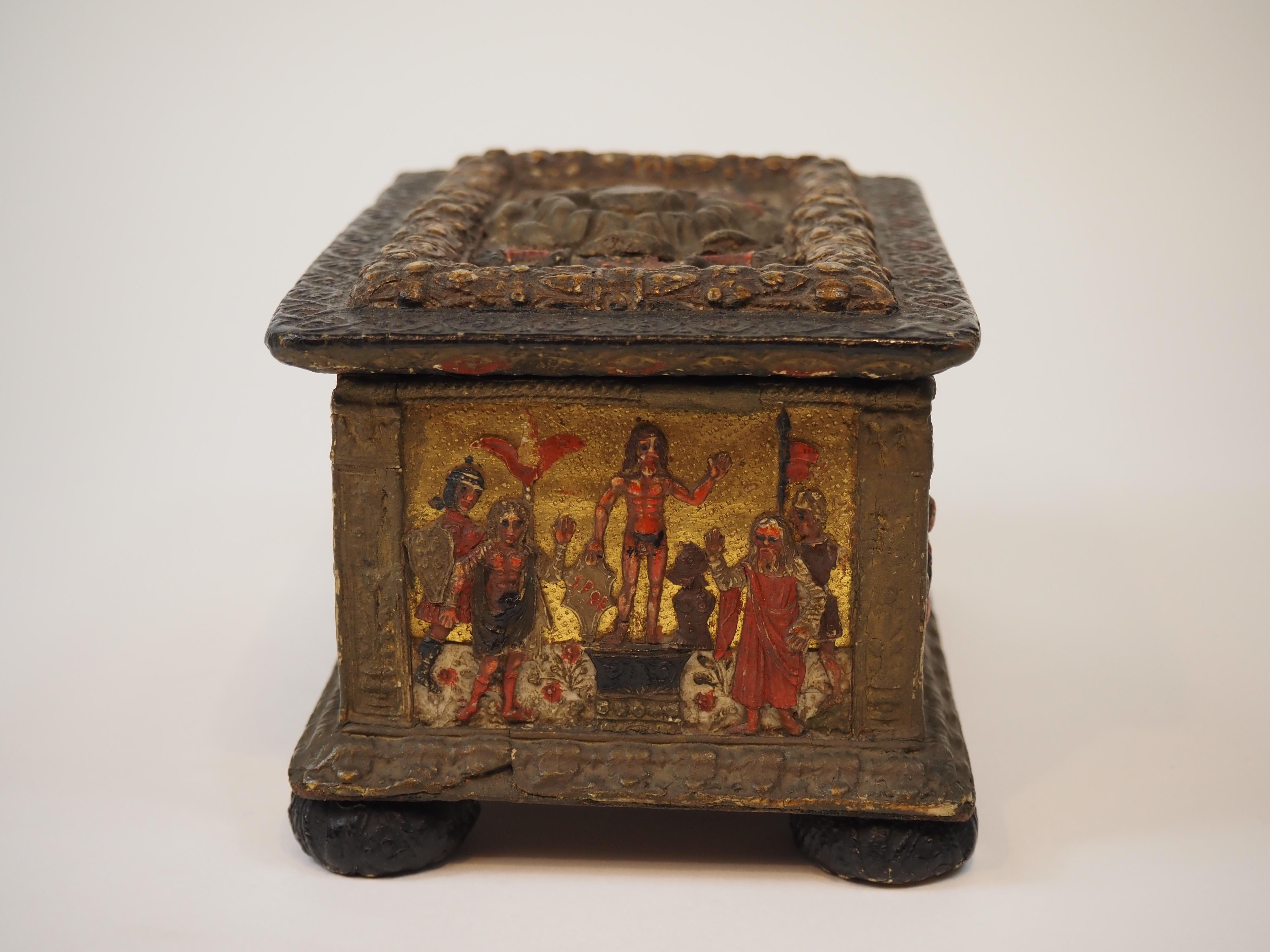 Arqueta de madera con decoración en relieve 