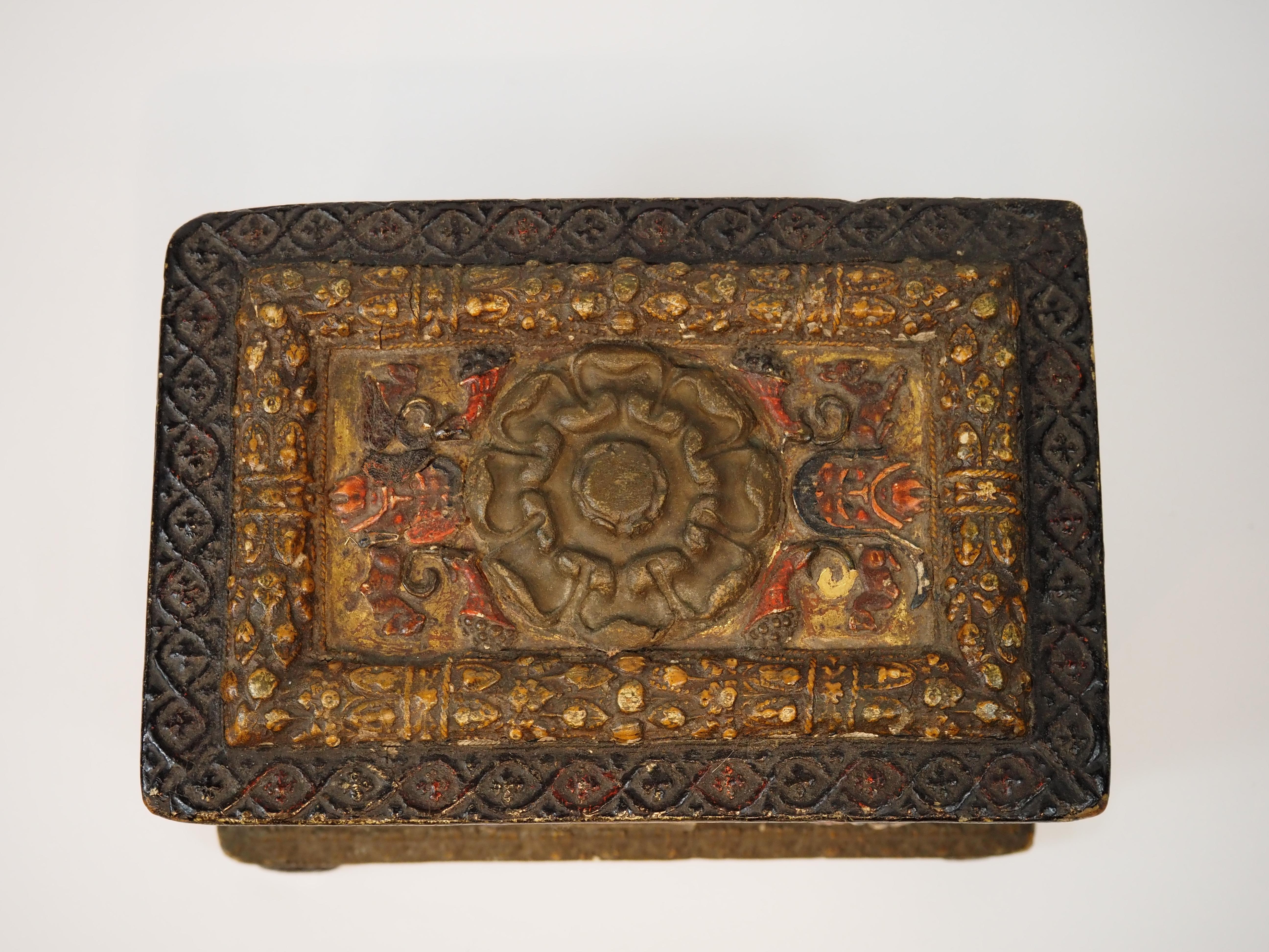 Arqueta de madera con decoración en relieve 