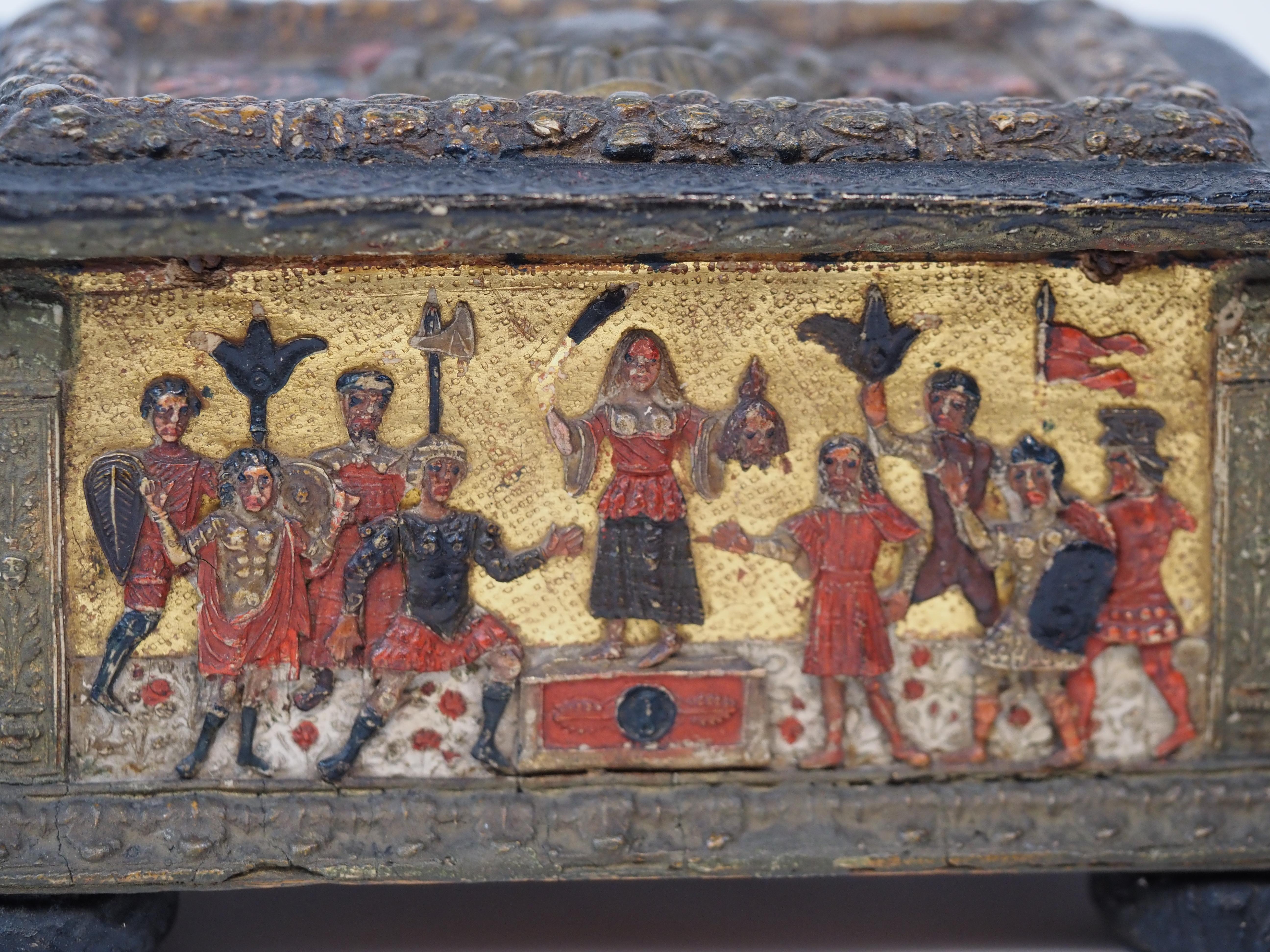 Arqueta de madera con decoración en relieve 