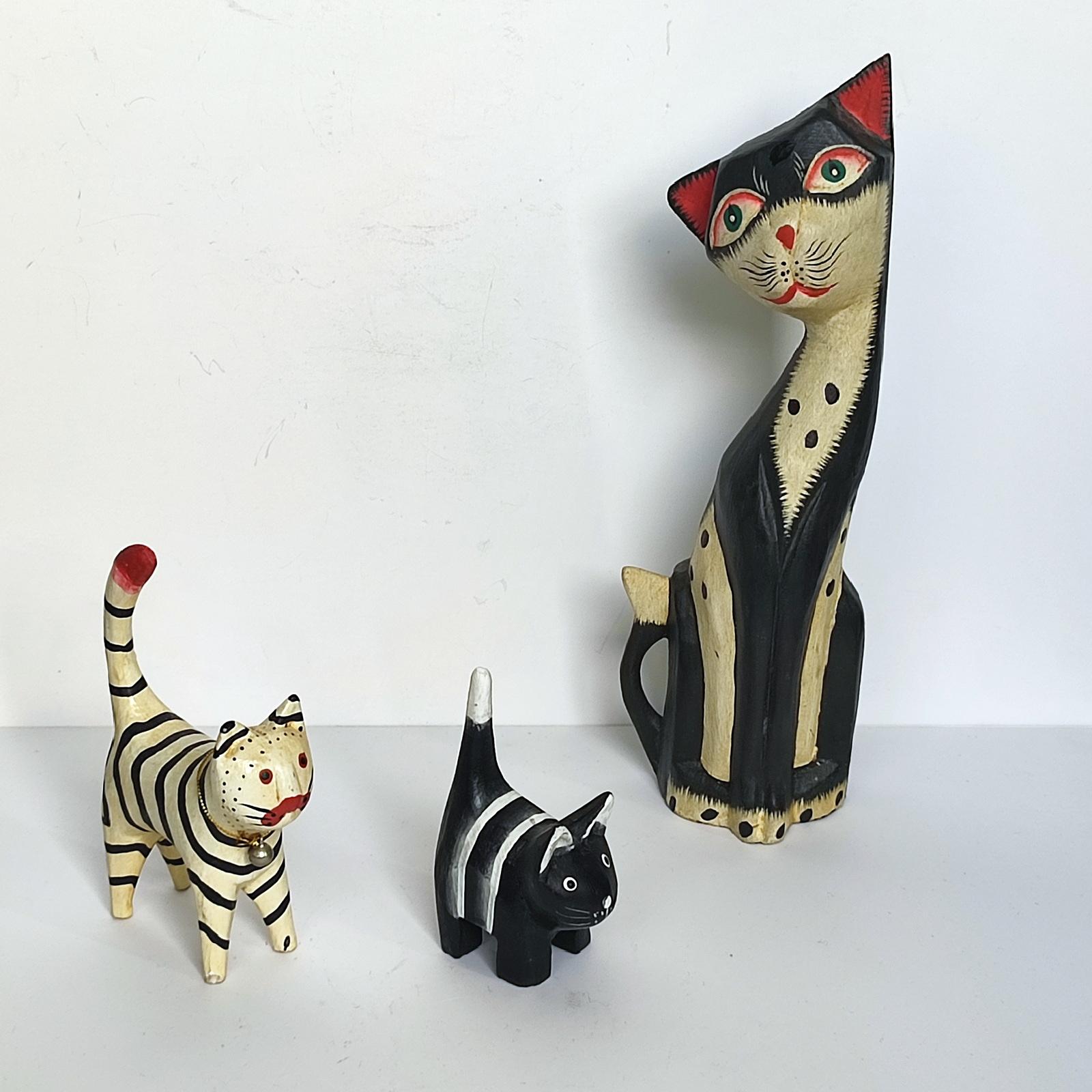 Mid-Century Modern Figurines de chat en bois fabriquées à la main, par Different Design Lite Annorlunda Hantverk en vente