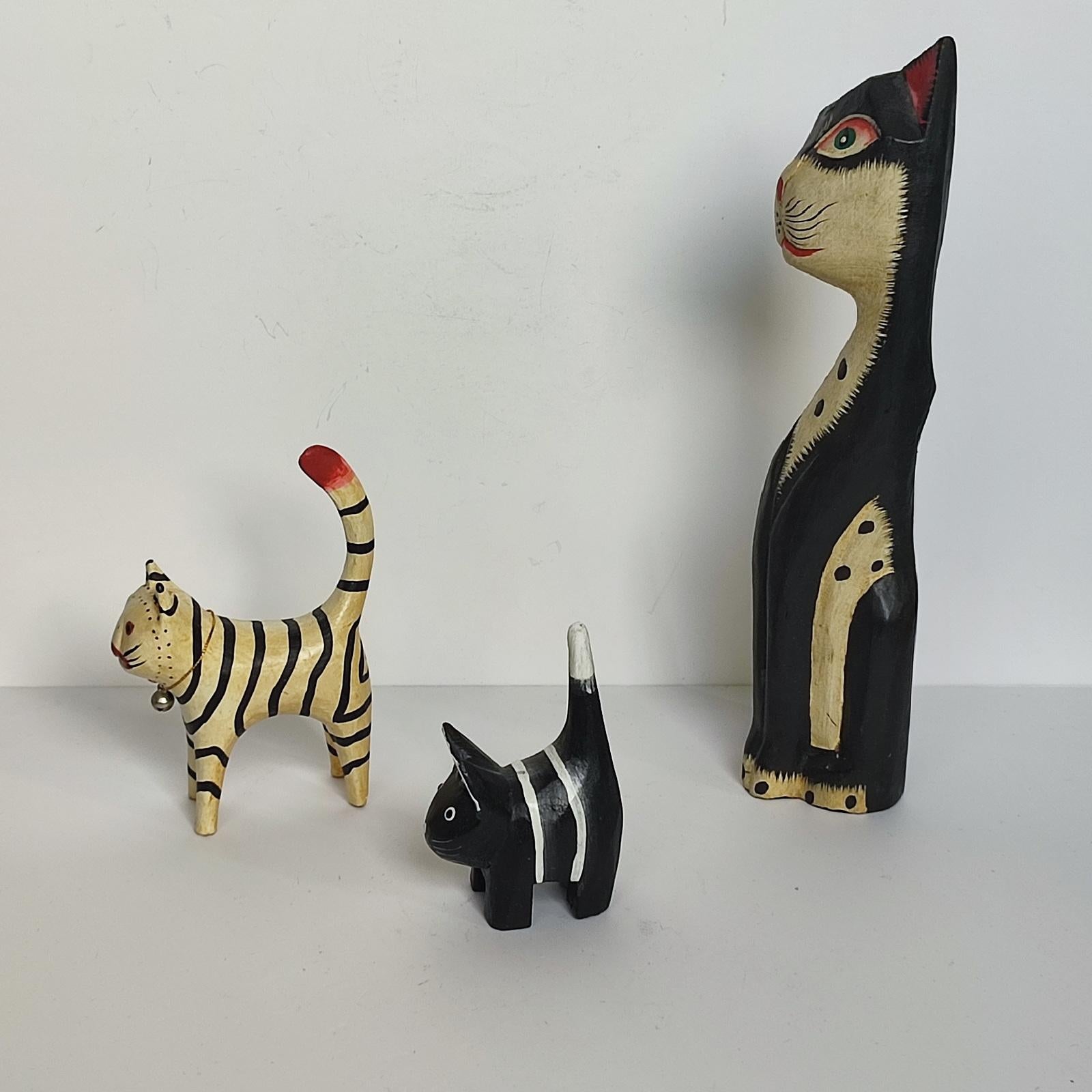 Suédois Figurines de chat en bois fabriquées à la main, par Different Design Lite Annorlunda Hantverk en vente