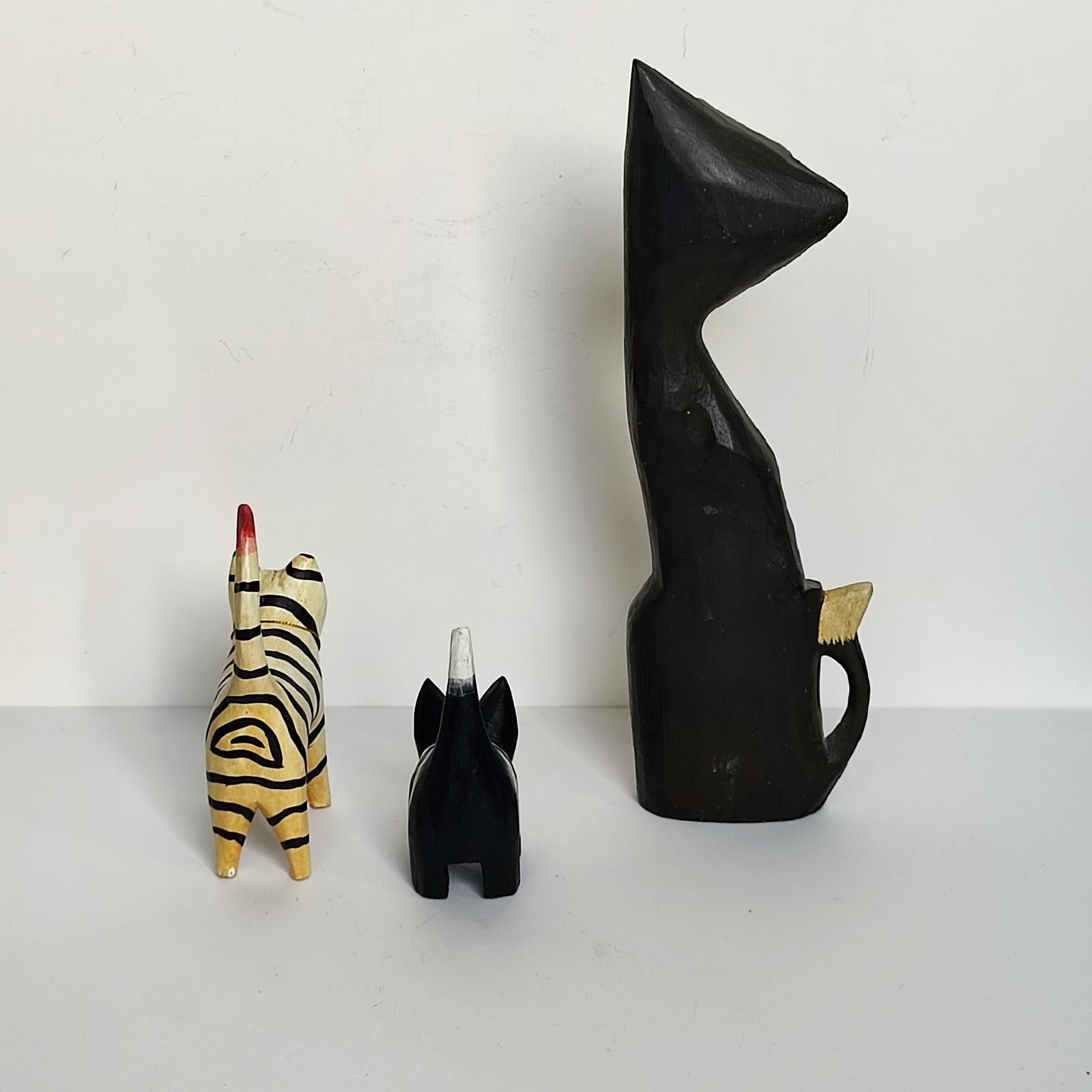 Sculpté à la main Figurines de chat en bois fabriquées à la main, par Different Design Lite Annorlunda Hantverk en vente
