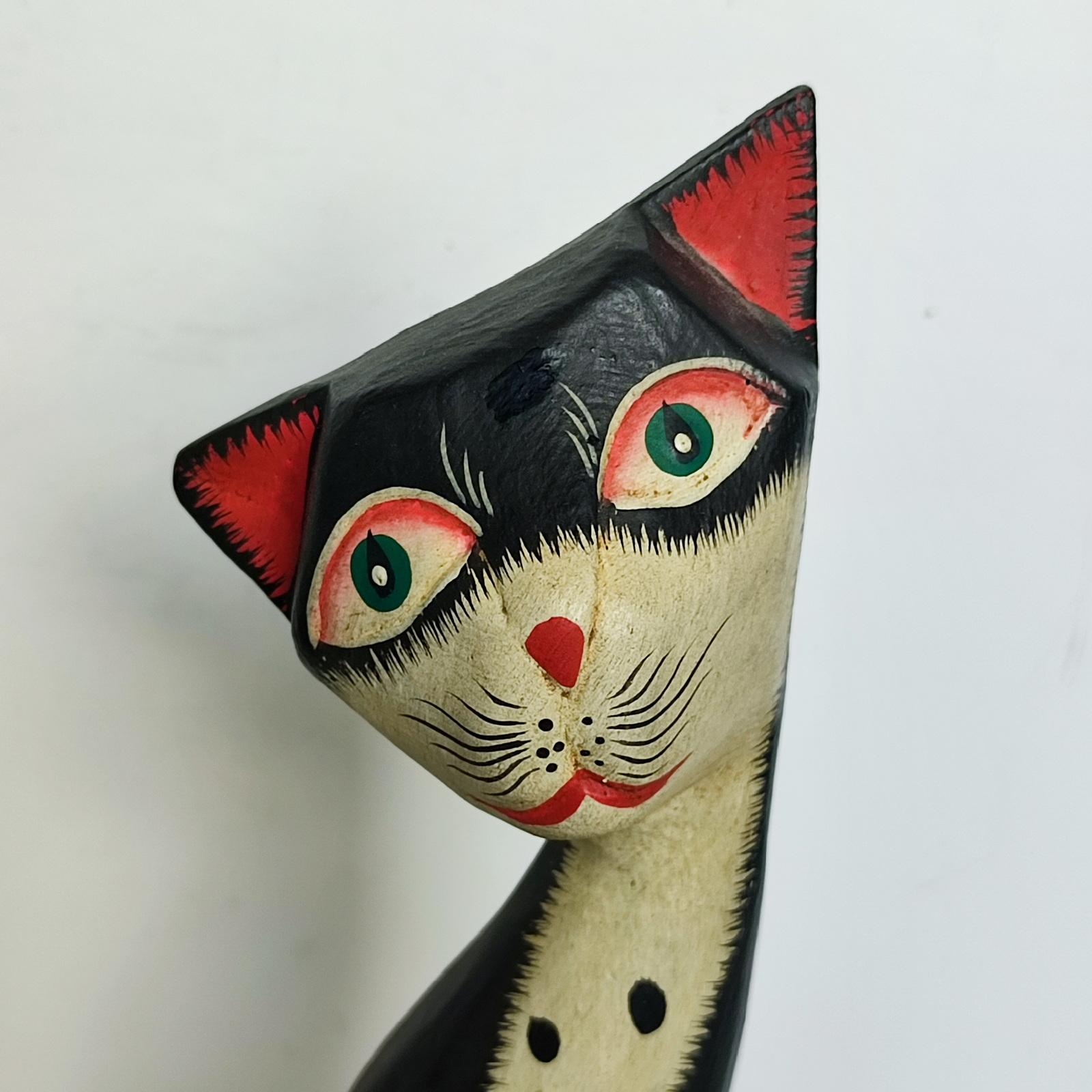 Bois Figurines de chat en bois fabriquées à la main, par Different Design Lite Annorlunda Hantverk en vente