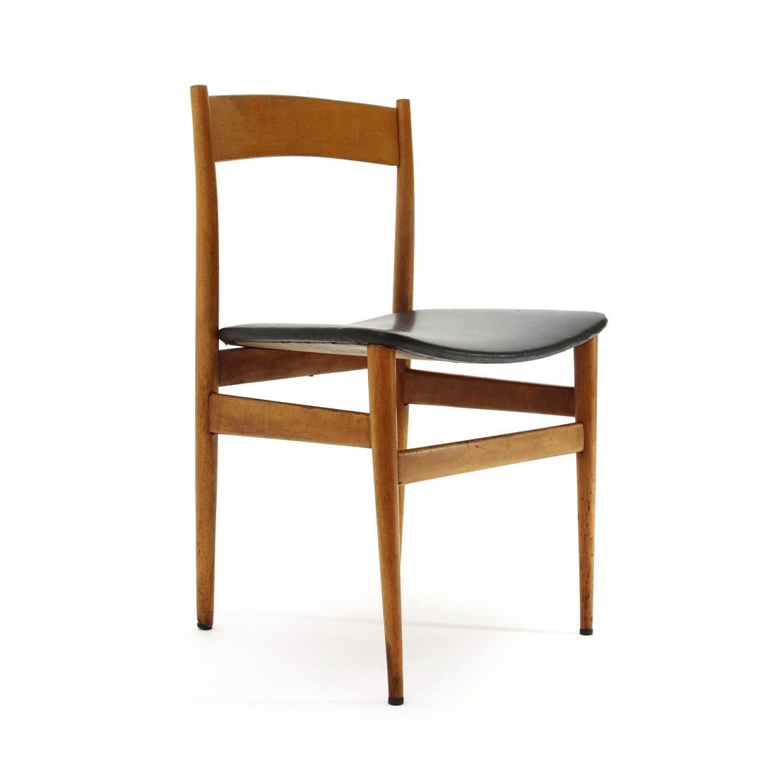 Made in Italy chair produced in the 1950s.
Structure in shaped wood.
Seat in curved wood padded and lined in imitation leather.
Backrest in curved wood.
Fair general conditions, solid structure, marks on the wooden part, cuts on the