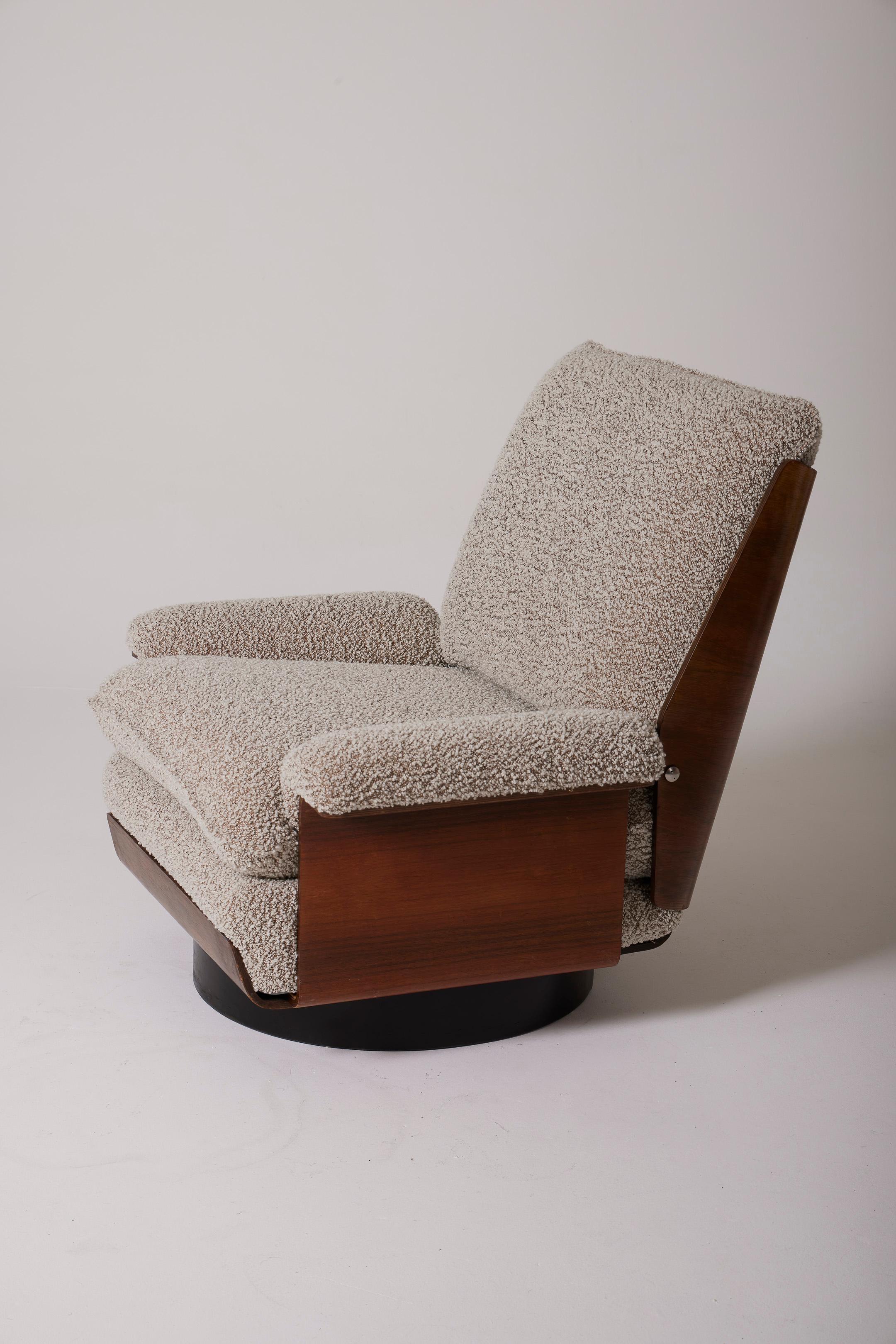 Modèle de chaise Viborg conçu par Bernard Brunier pour Coulon datant des années 1970. La coque est en placage de palissandre de Rio. La base cylindrique est en bois noirci. L'assise, le dossier et les accoudoirs ont été retapissés avec un tissu
