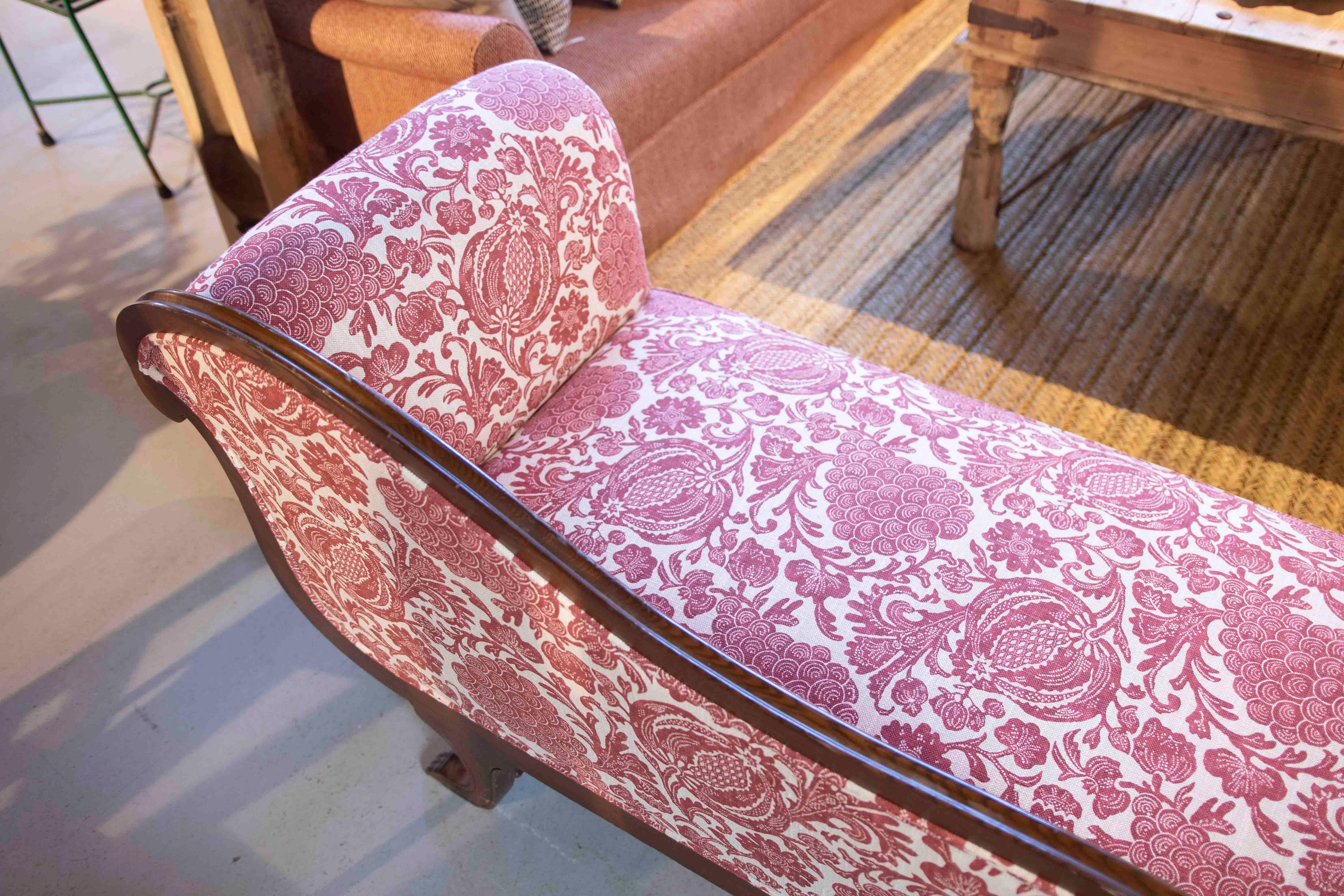 Wooden Chaise Longue with a New Upholstery and Pomegranate Decoration  For Sale 5