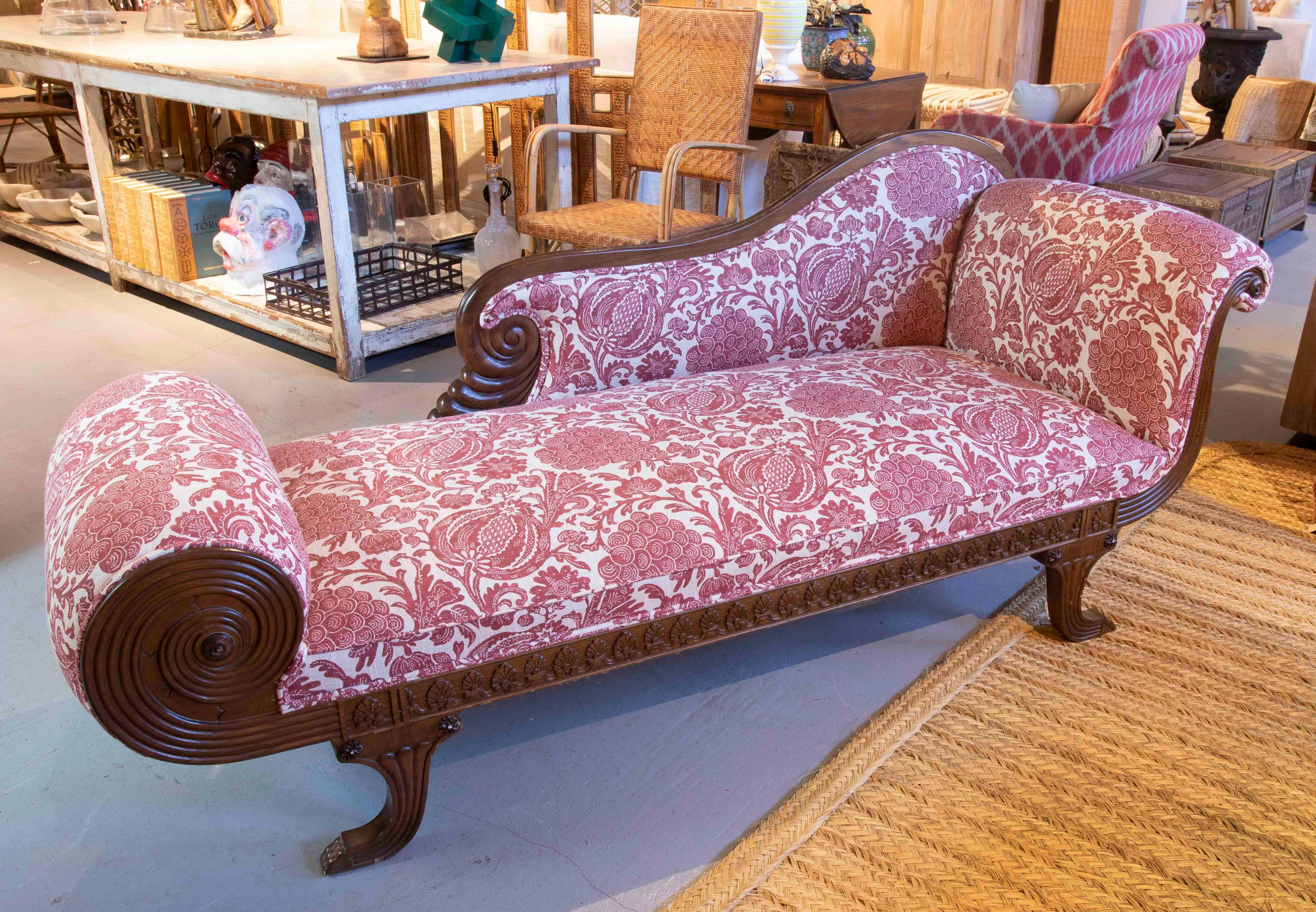 Wooden Chaise Longue with a New Upholstery and Pomegranate Decoration  In Good Condition For Sale In Marbella, ES