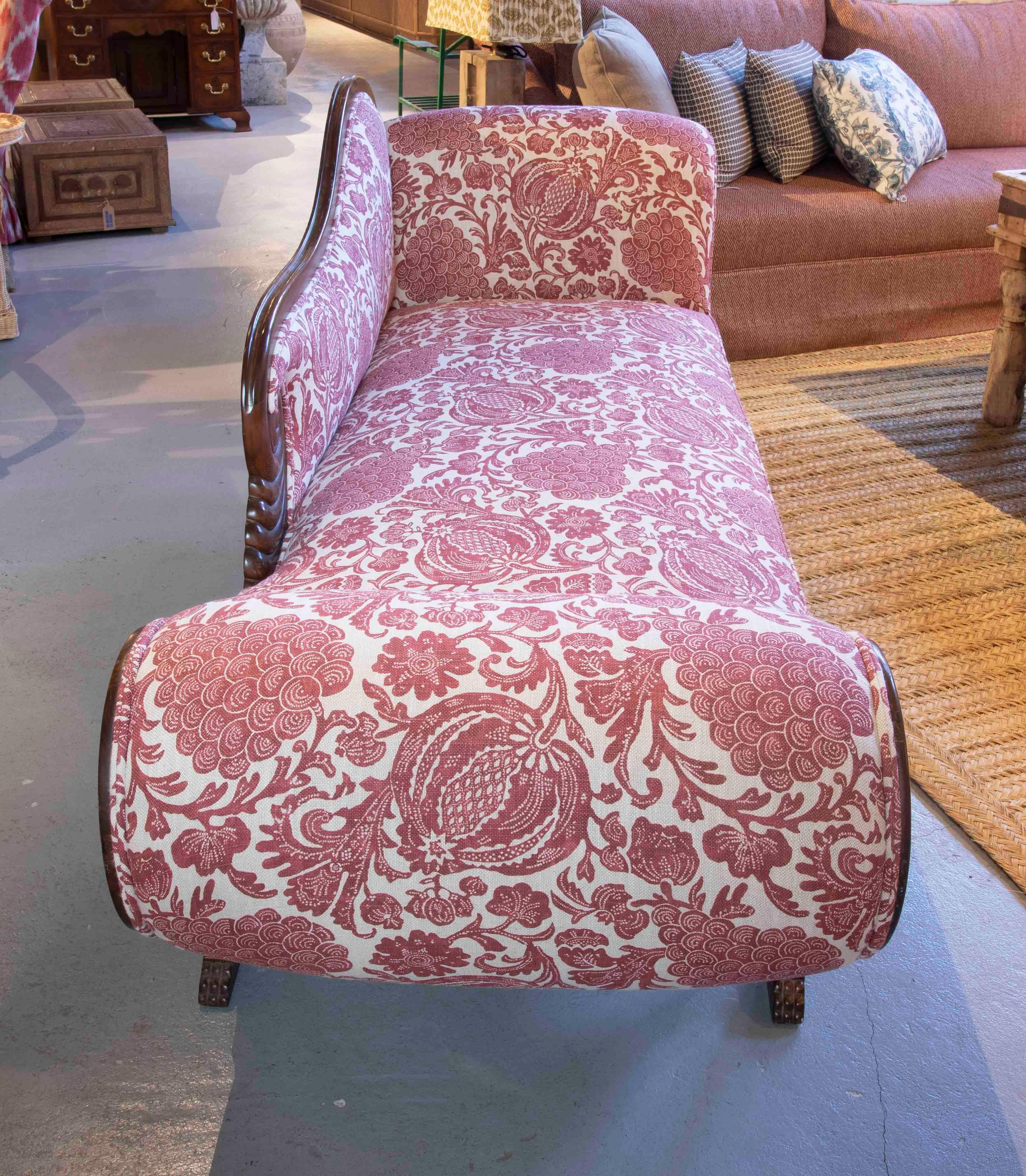 20th Century Wooden Chaise Longue with a New Upholstery and Pomegranate Decoration  For Sale
