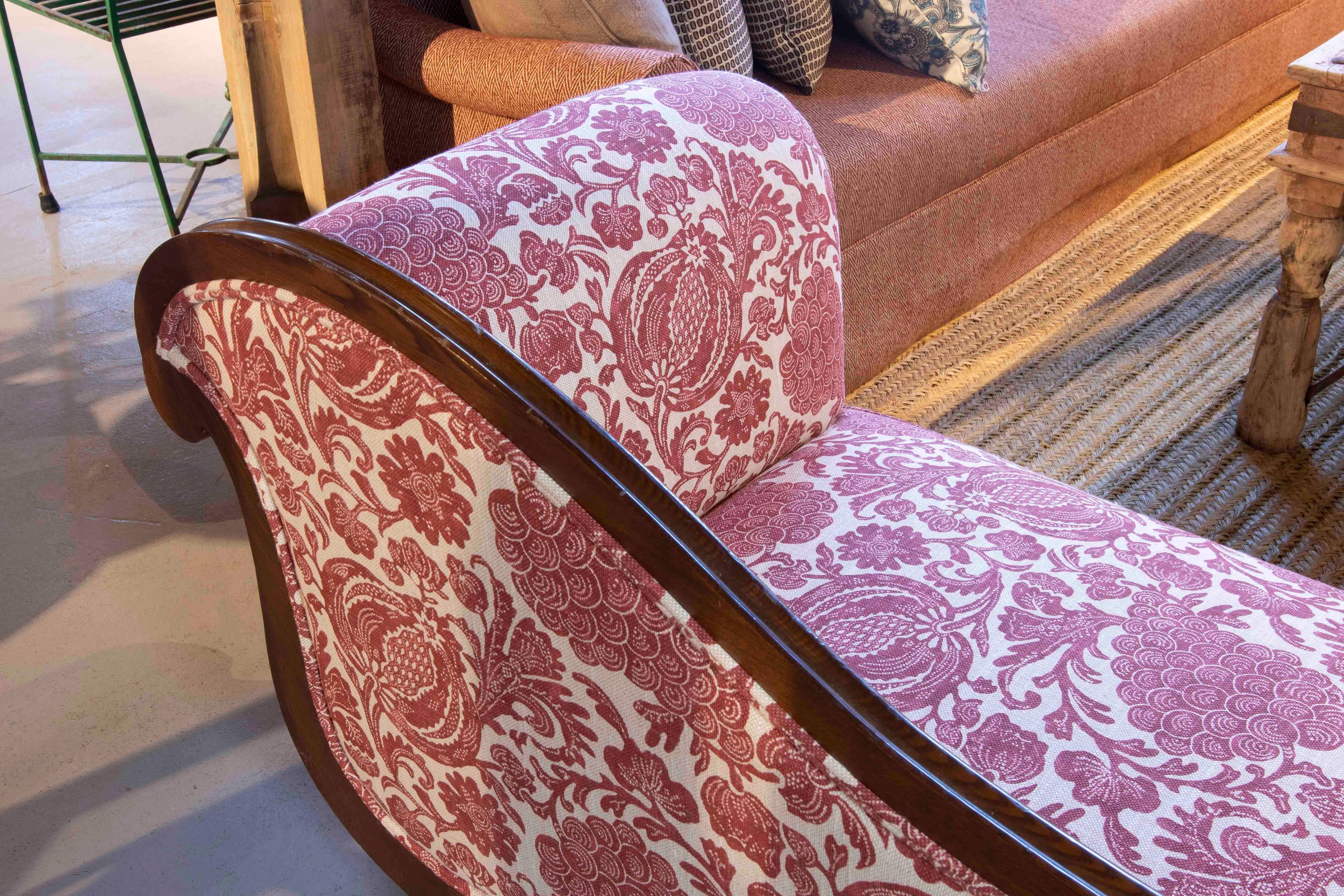 Wooden Chaise Longue with a New Upholstery and Pomegranate Decoration  For Sale 2