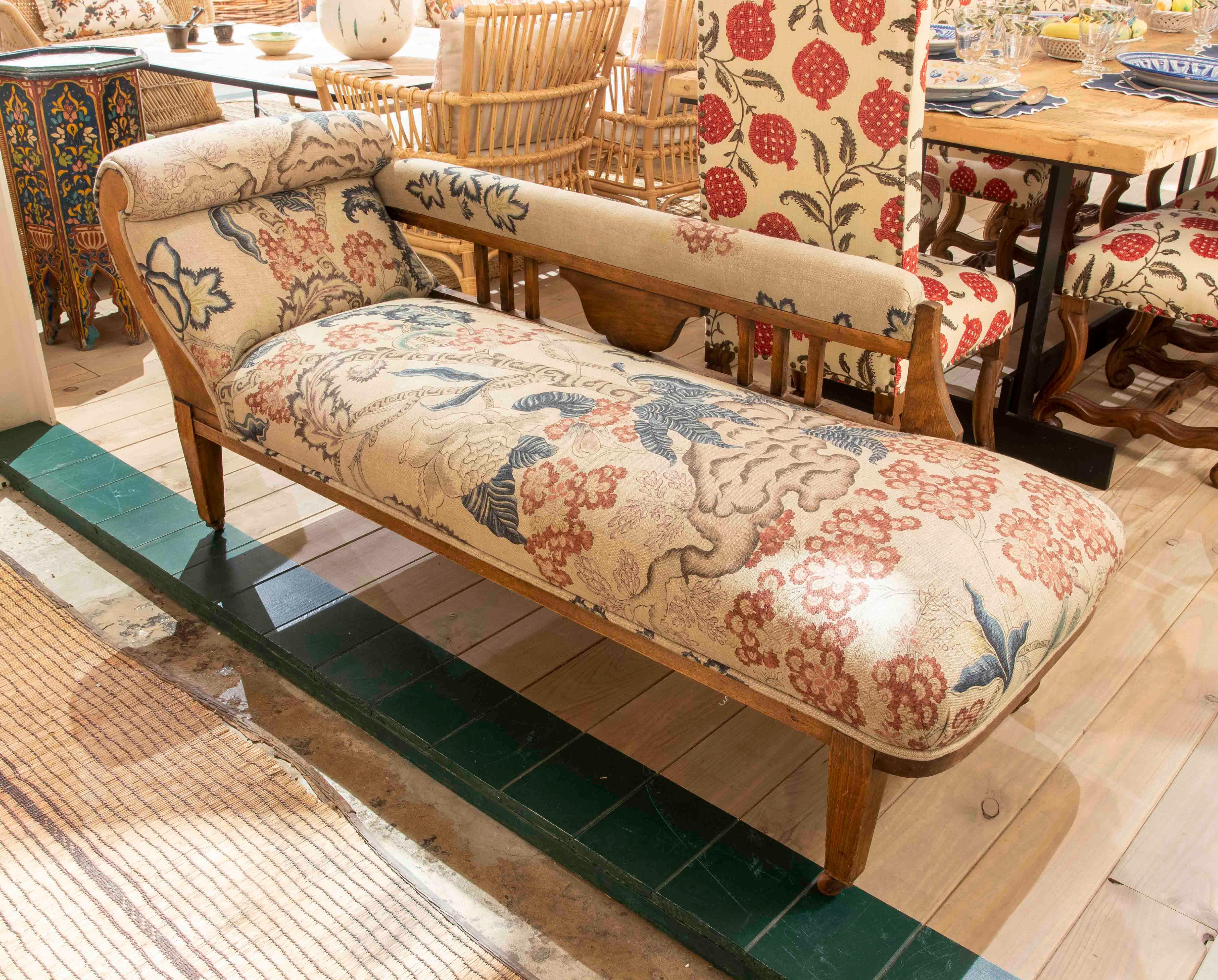 Wooden Chaise Longue with New Upholstery In Good Condition In Marbella, ES