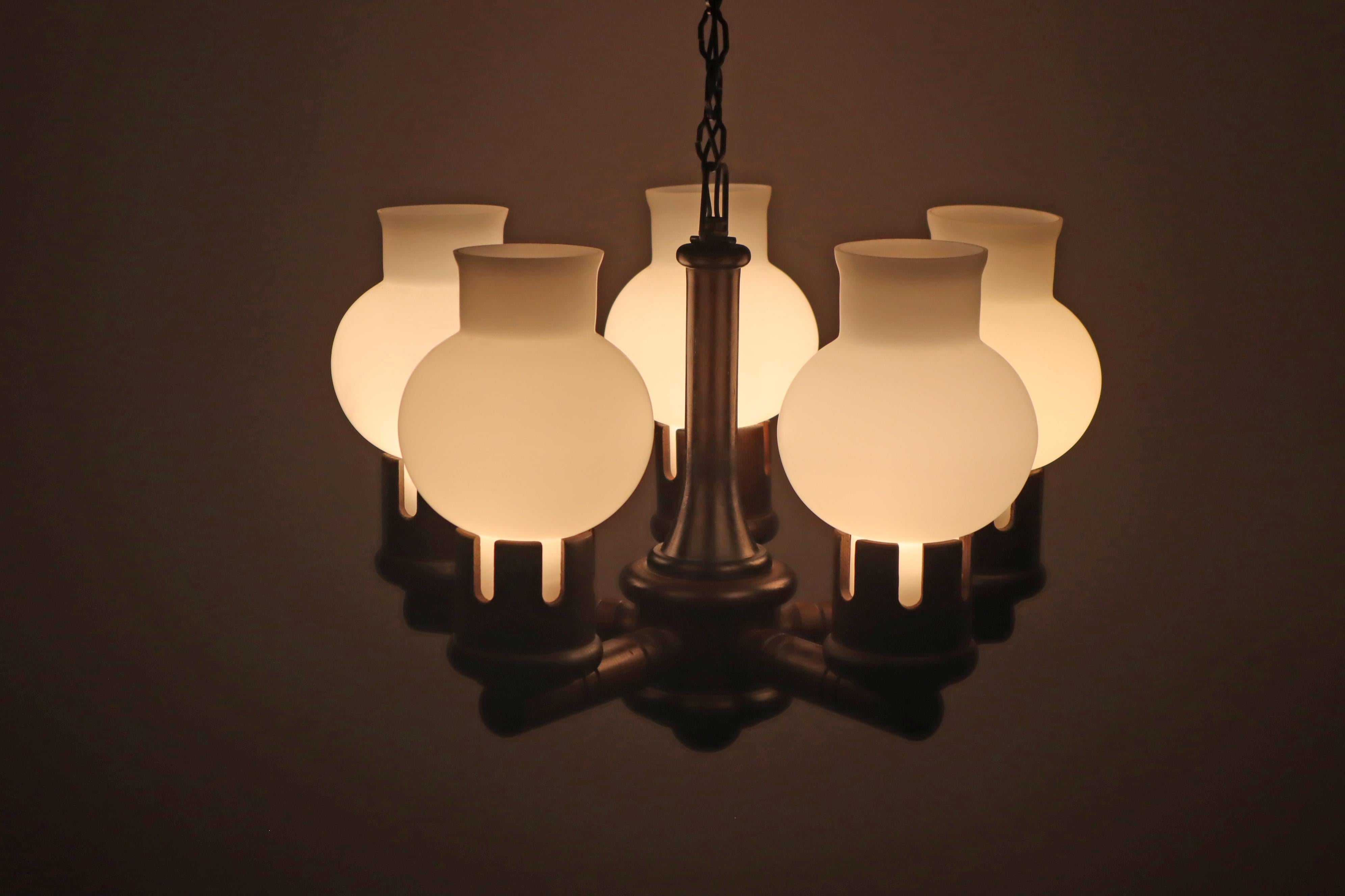 Lampadario in legno con bicchieri bianchi a forma di cipolla, Danimarca anni '60 in vendita 3